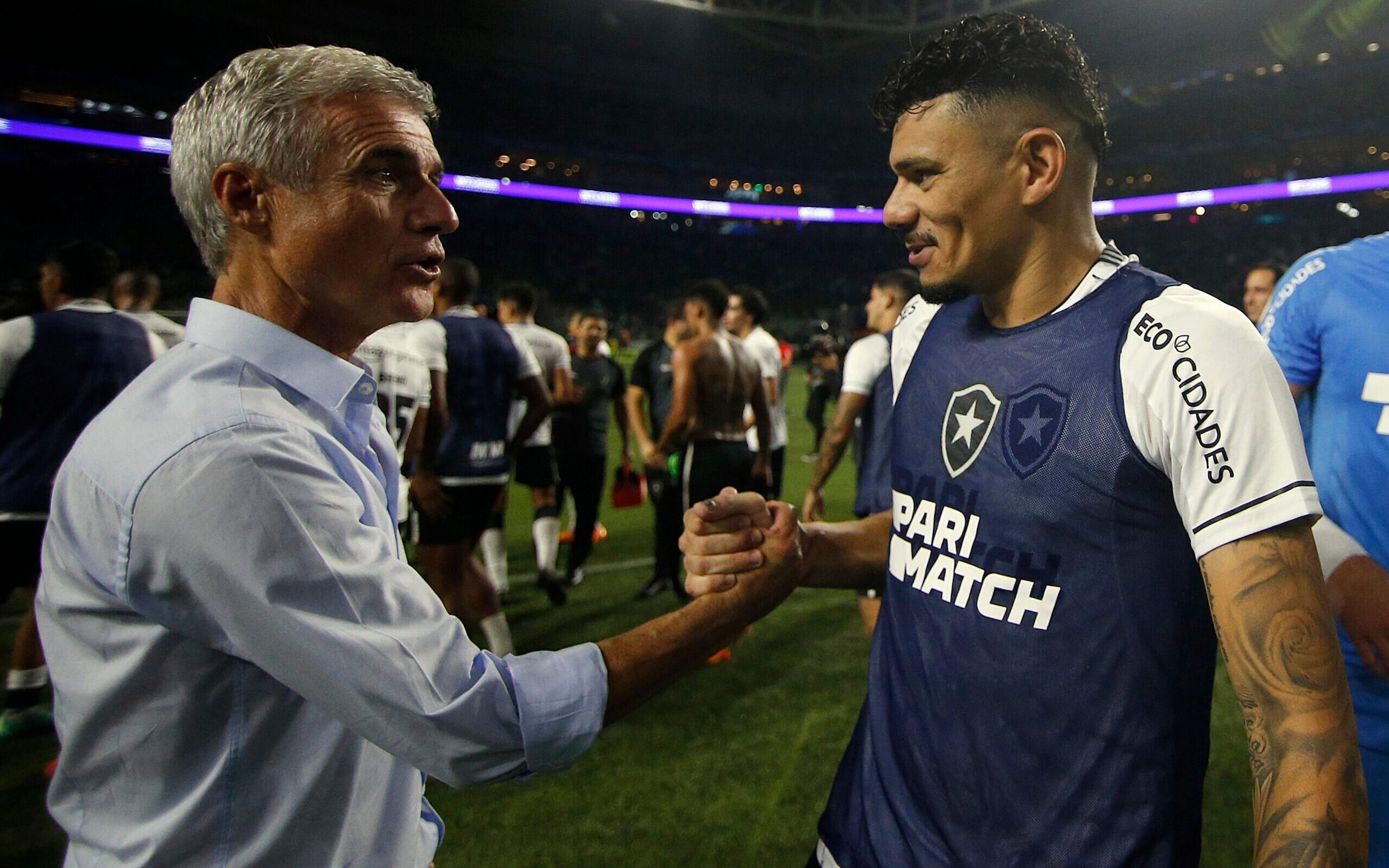 Luís Castro exalta postura do Botafogo em vitória e comenta possível saída do clube