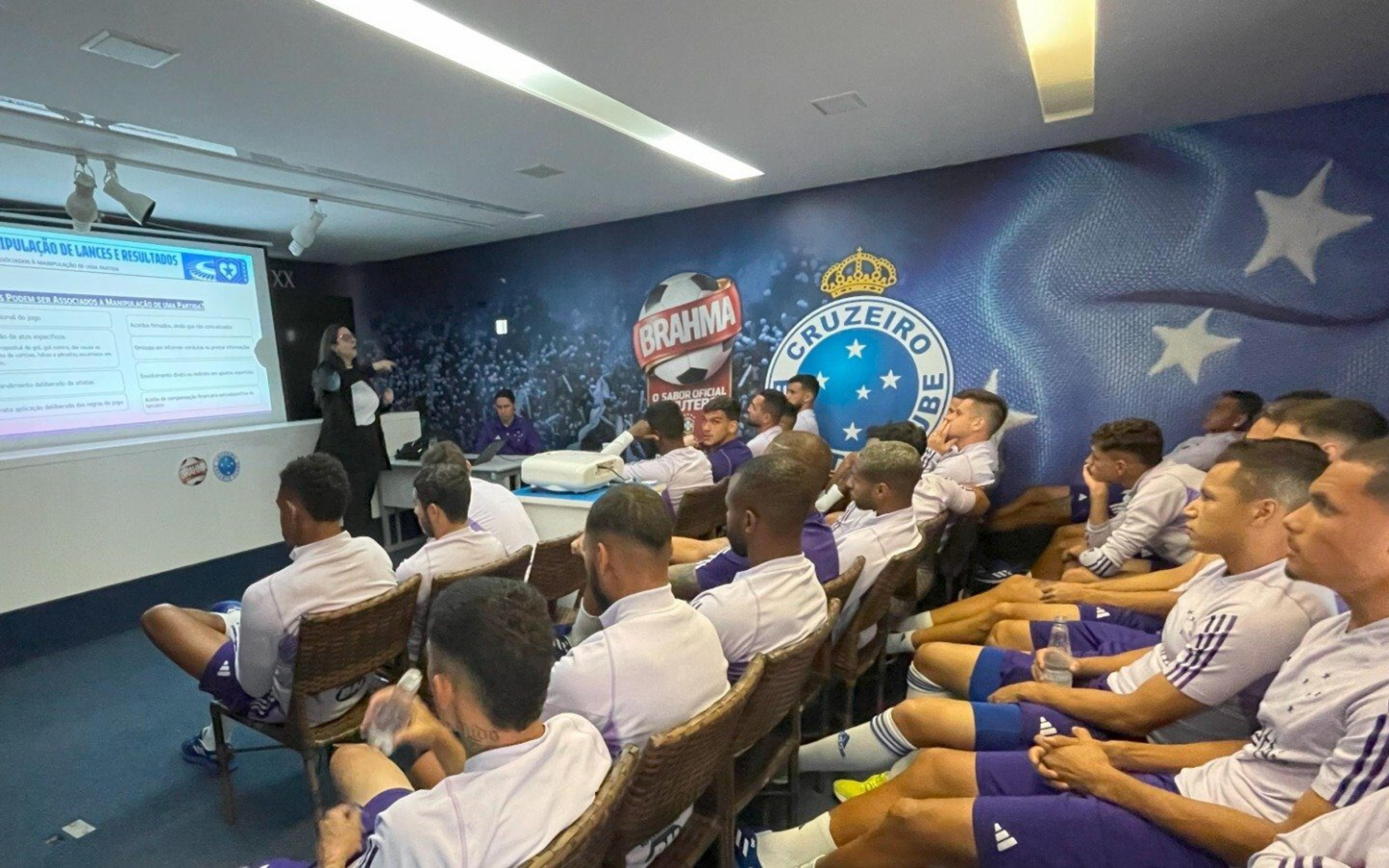 Cruzeiro realiza palestras com seus jogadores para conscientização sobre apostas esportivas