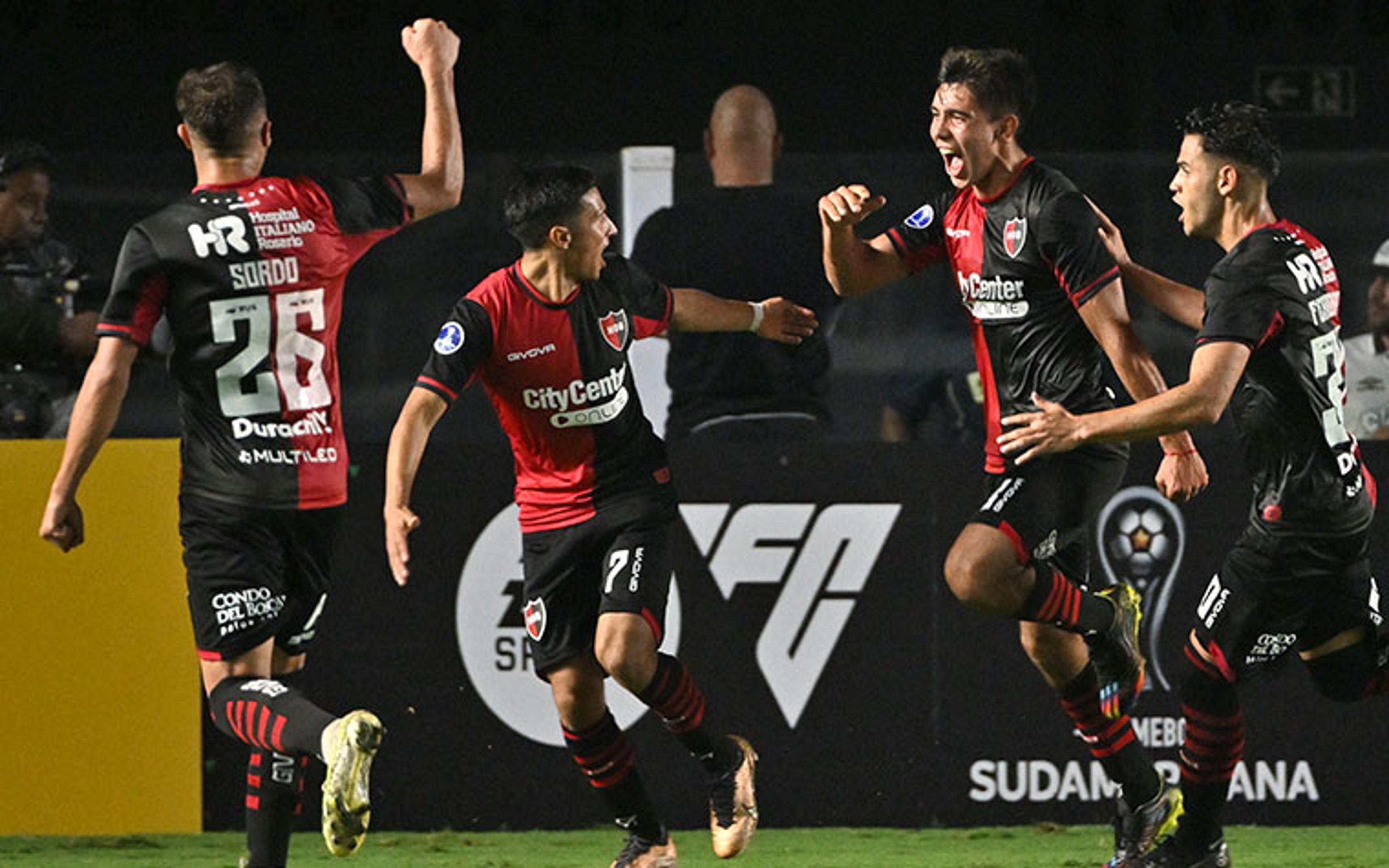 Torcedores do Newell’s são flagrados fazendo gestos racistas para a torcida do Santos na Vila Belmiro