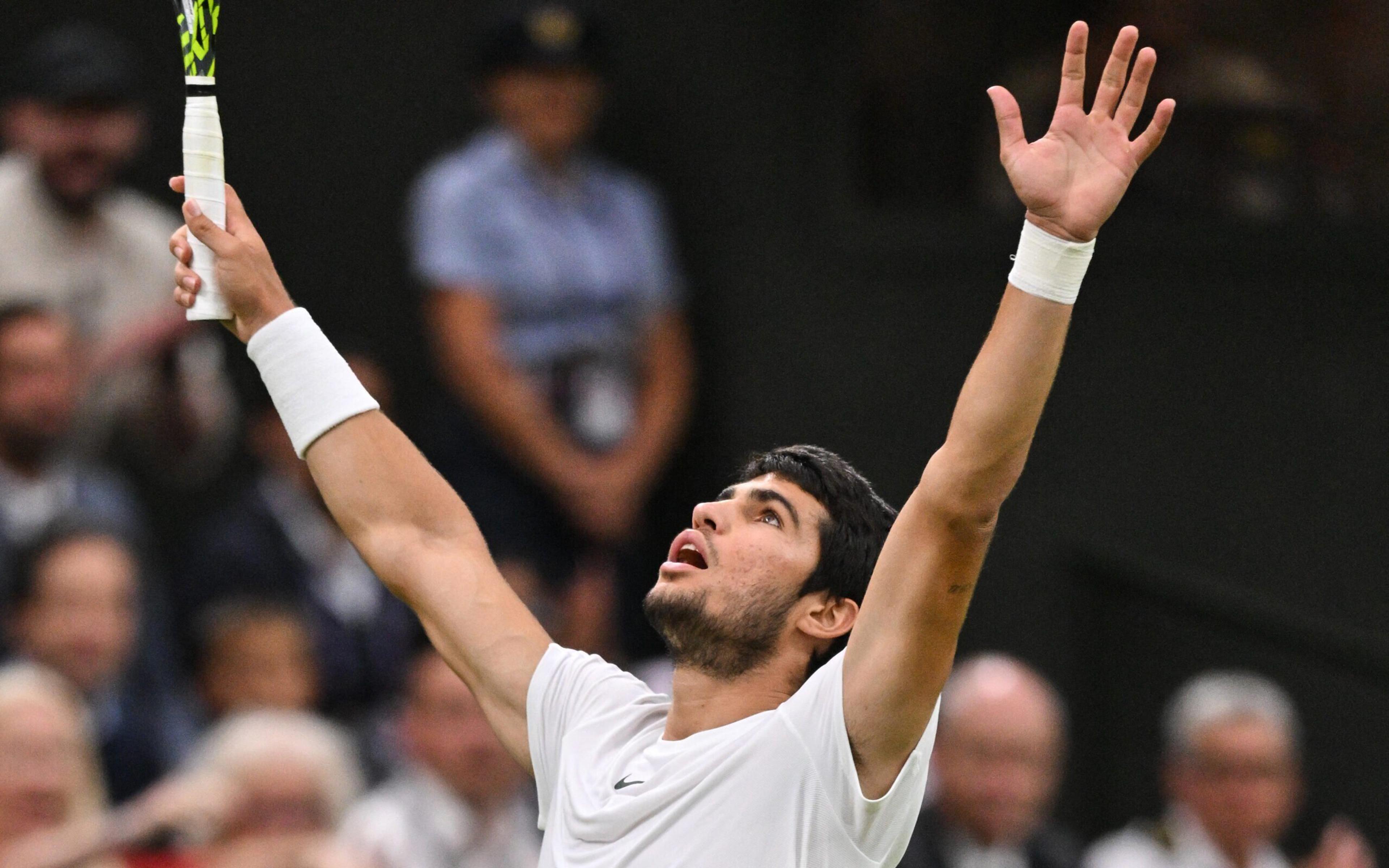 Alcaraz arrasa Medvedev e encara Djokovic na final de Wimbledon