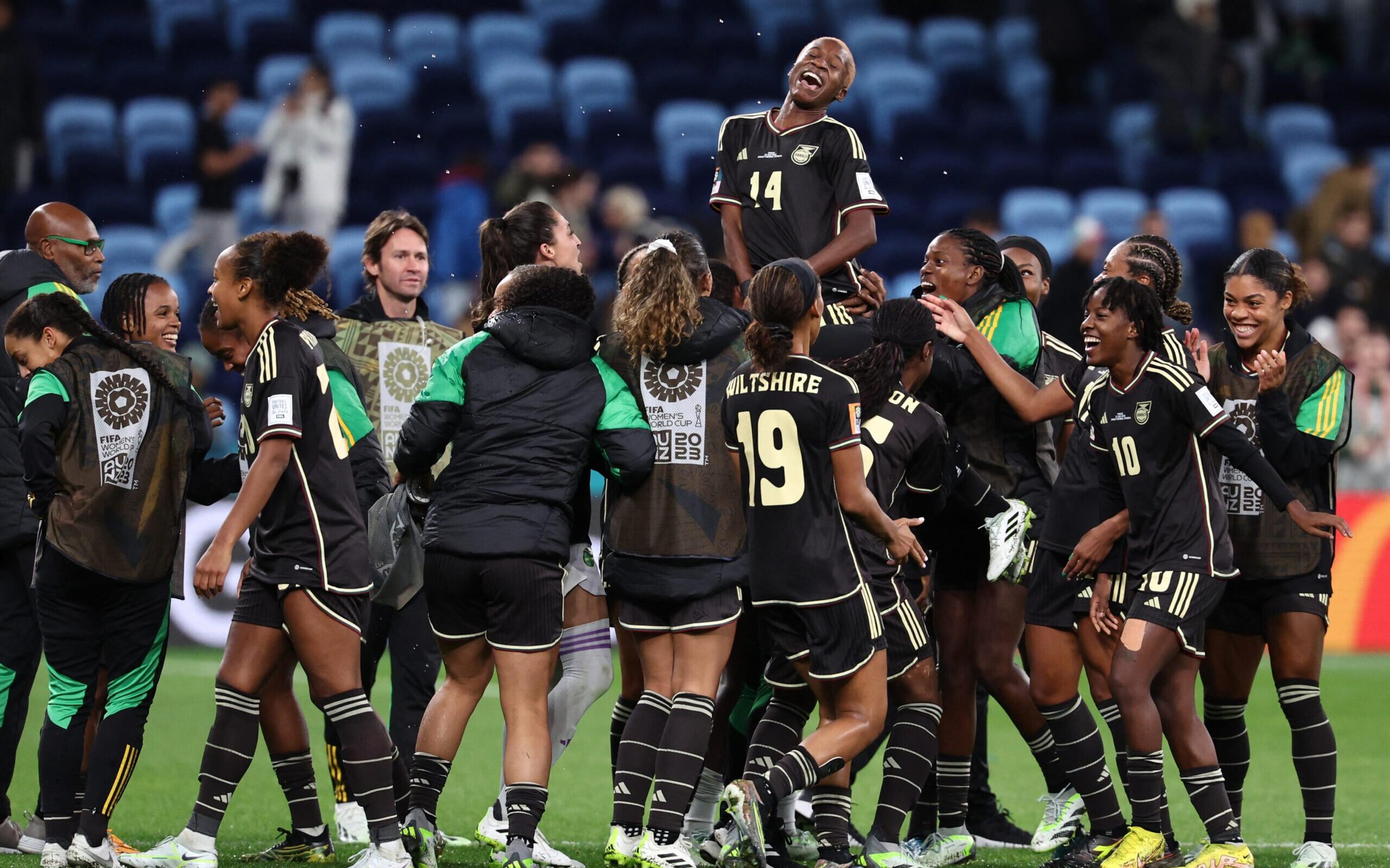 Mãe de jogadora da Jamaica organiza vaquinha para cobrir as despesas da seleção na Copa