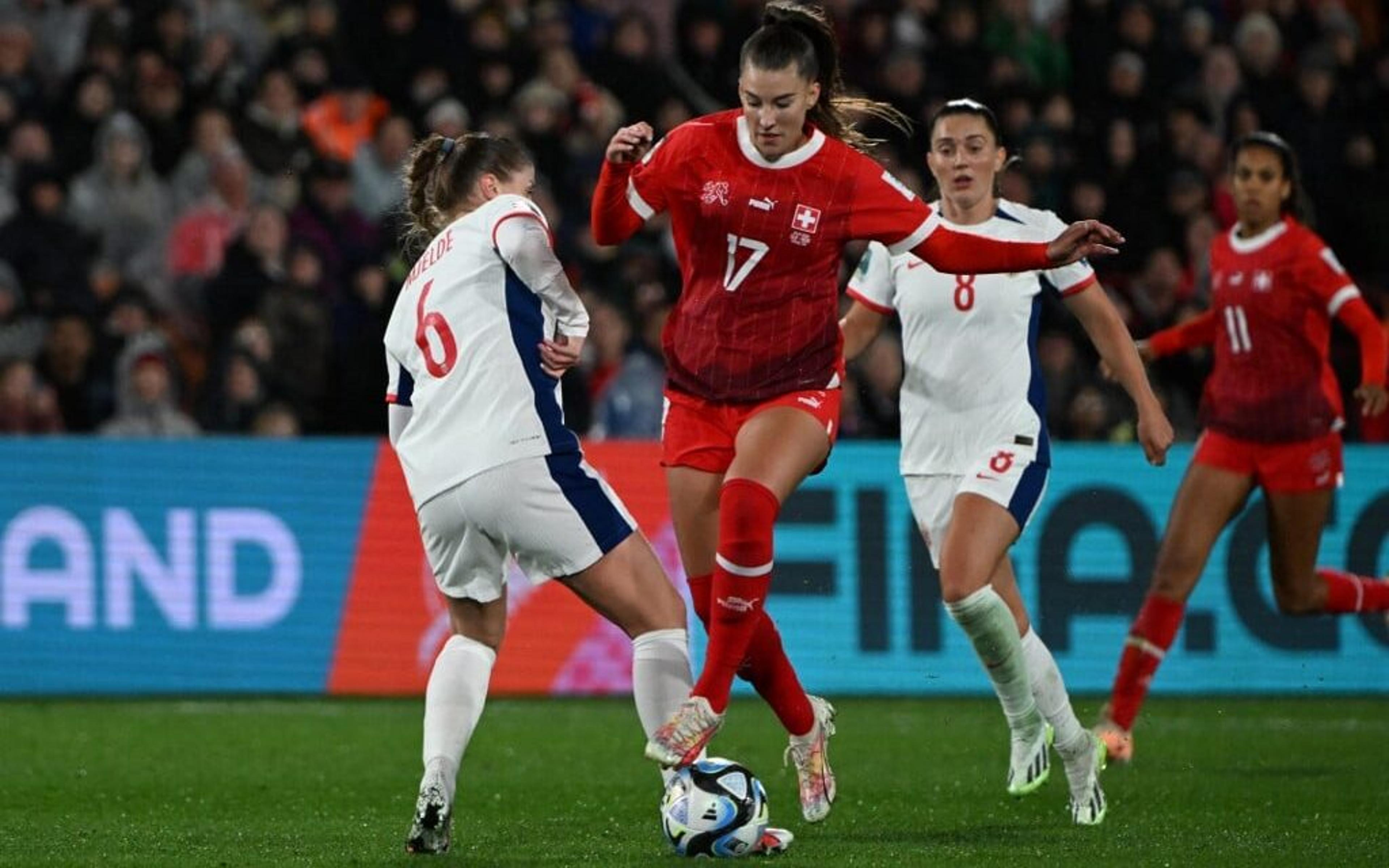 Com craque substituída no hino, Noruega empata com Suíça e se complica na Copa do Mundo Feminina