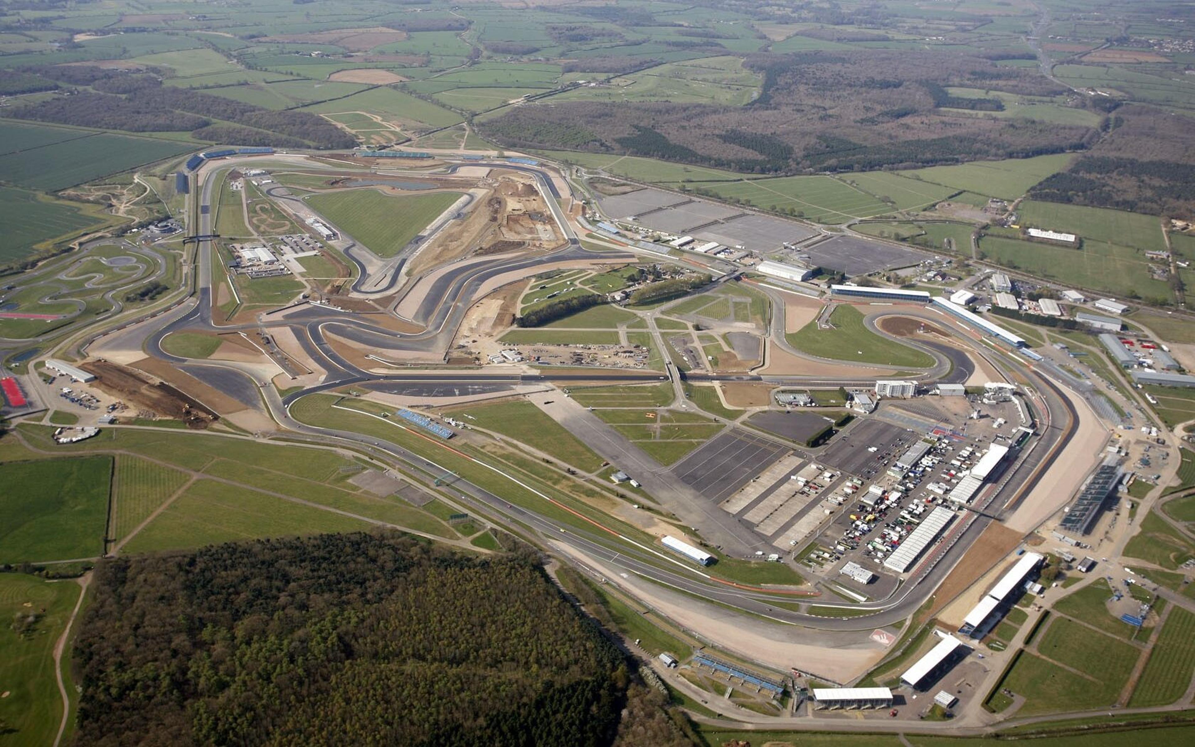 A ‘Gênesis’ da Fórmula 1 e palco de diversas batalhas, conheça a história do Circuito de Silverstone