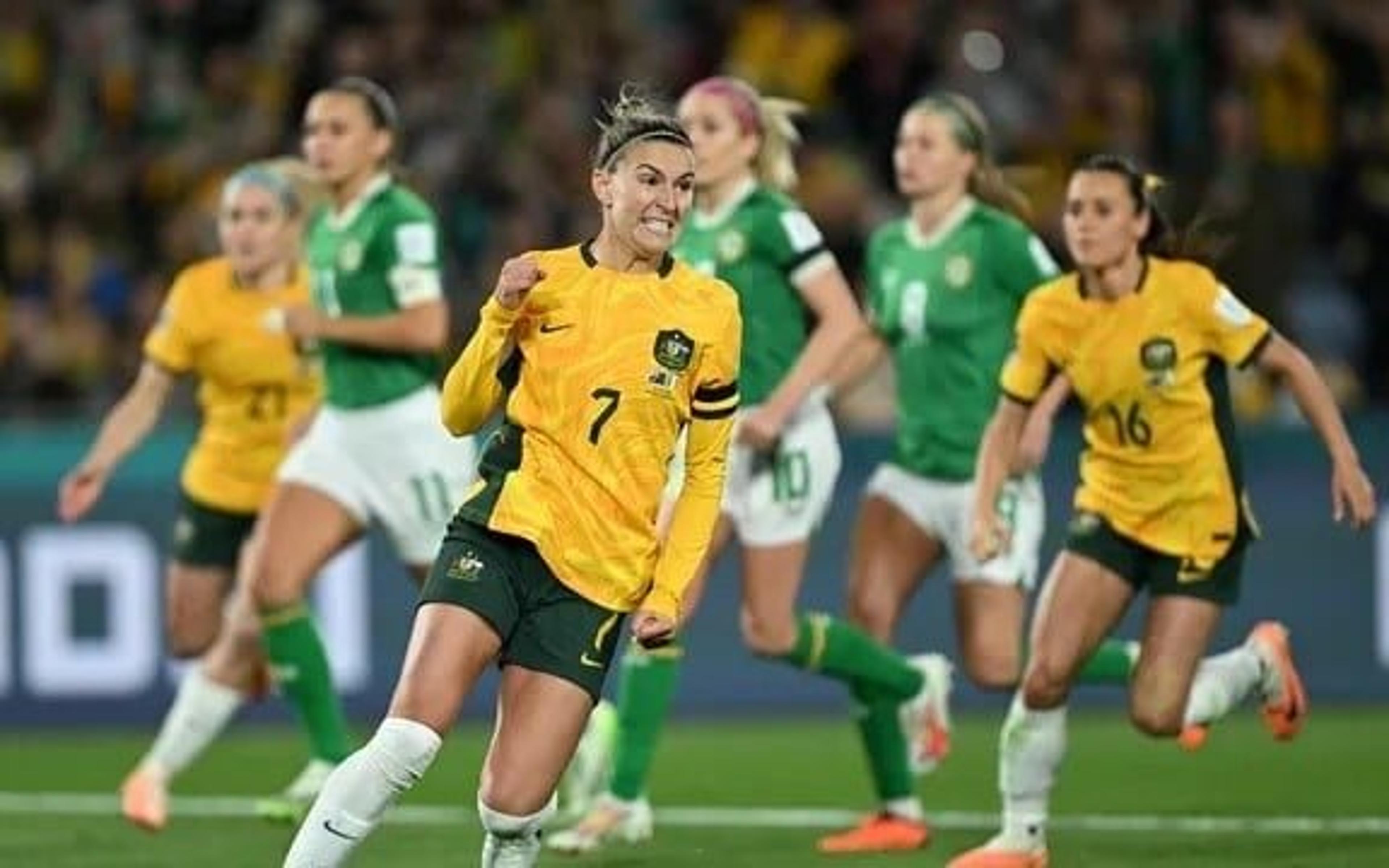 Torcedoras de Austrália e Irlanda fazem festa em dia de abertura da Copa do Mundo