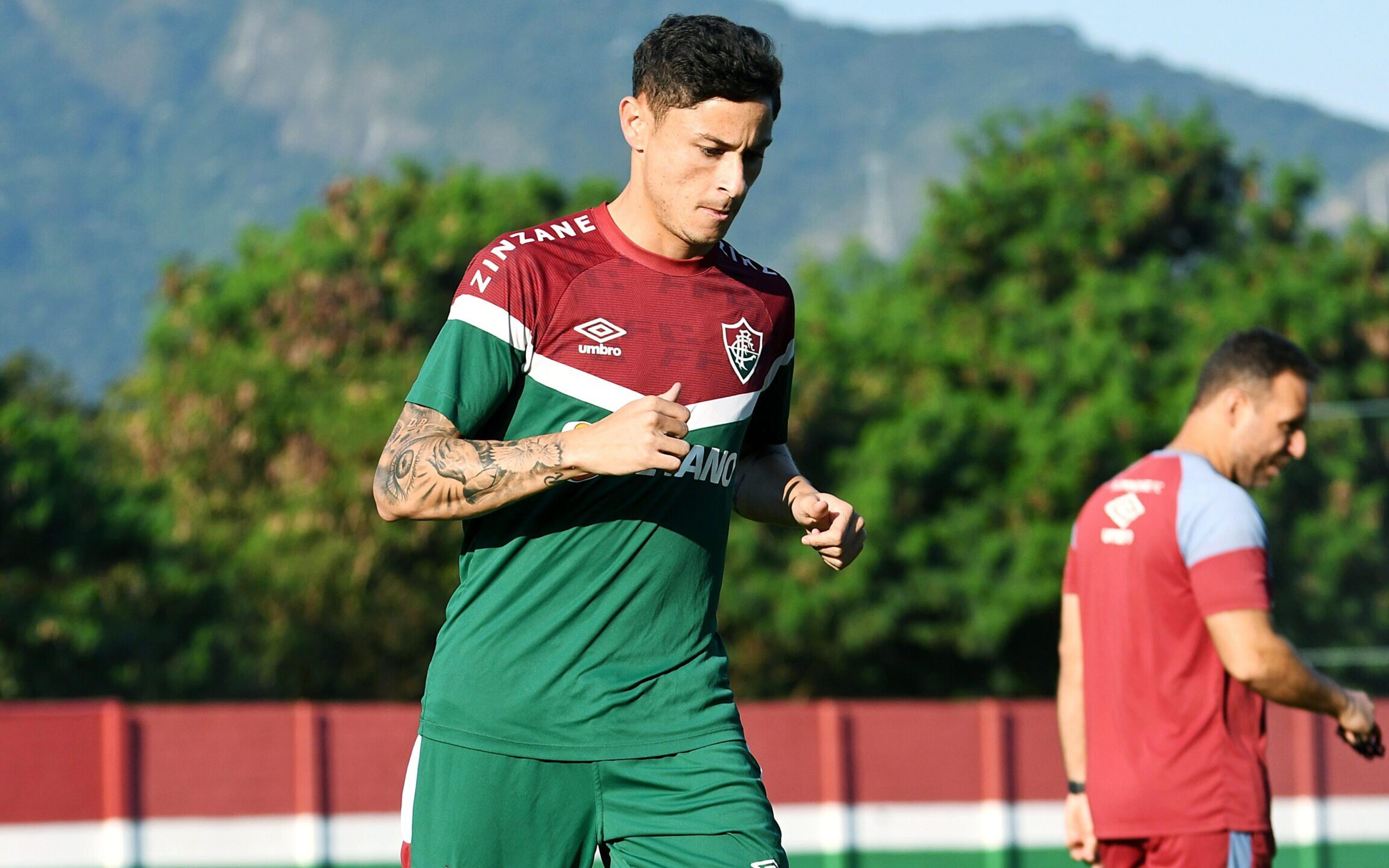 Diogo Barbosa sofre lesão no joelho esquerdo em treino e desfalca o Fluminense