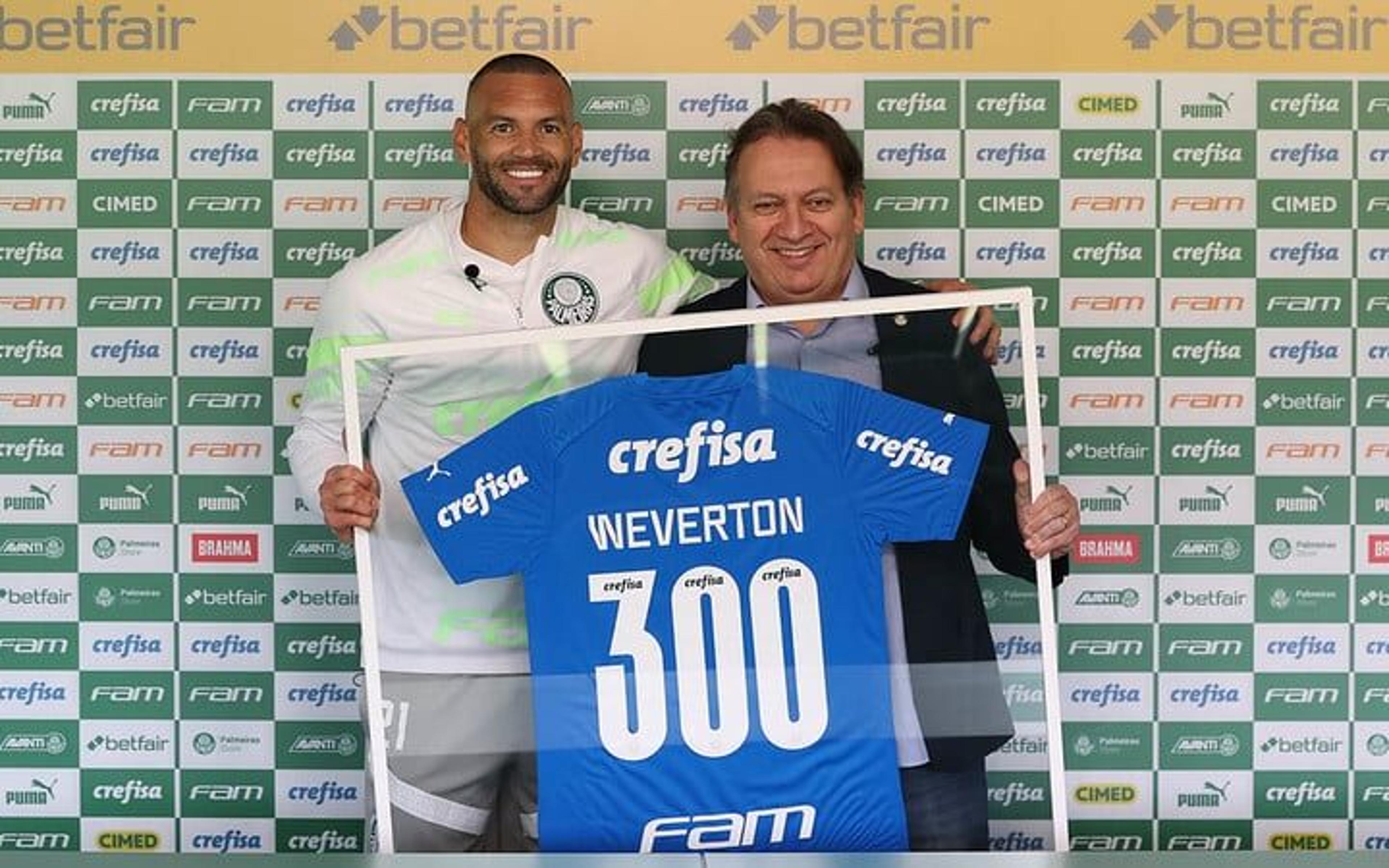 Weverton recebe homenagem do Palmeiras e comemora Top 30 na história do clube: ‘Realizado e satisfeito’