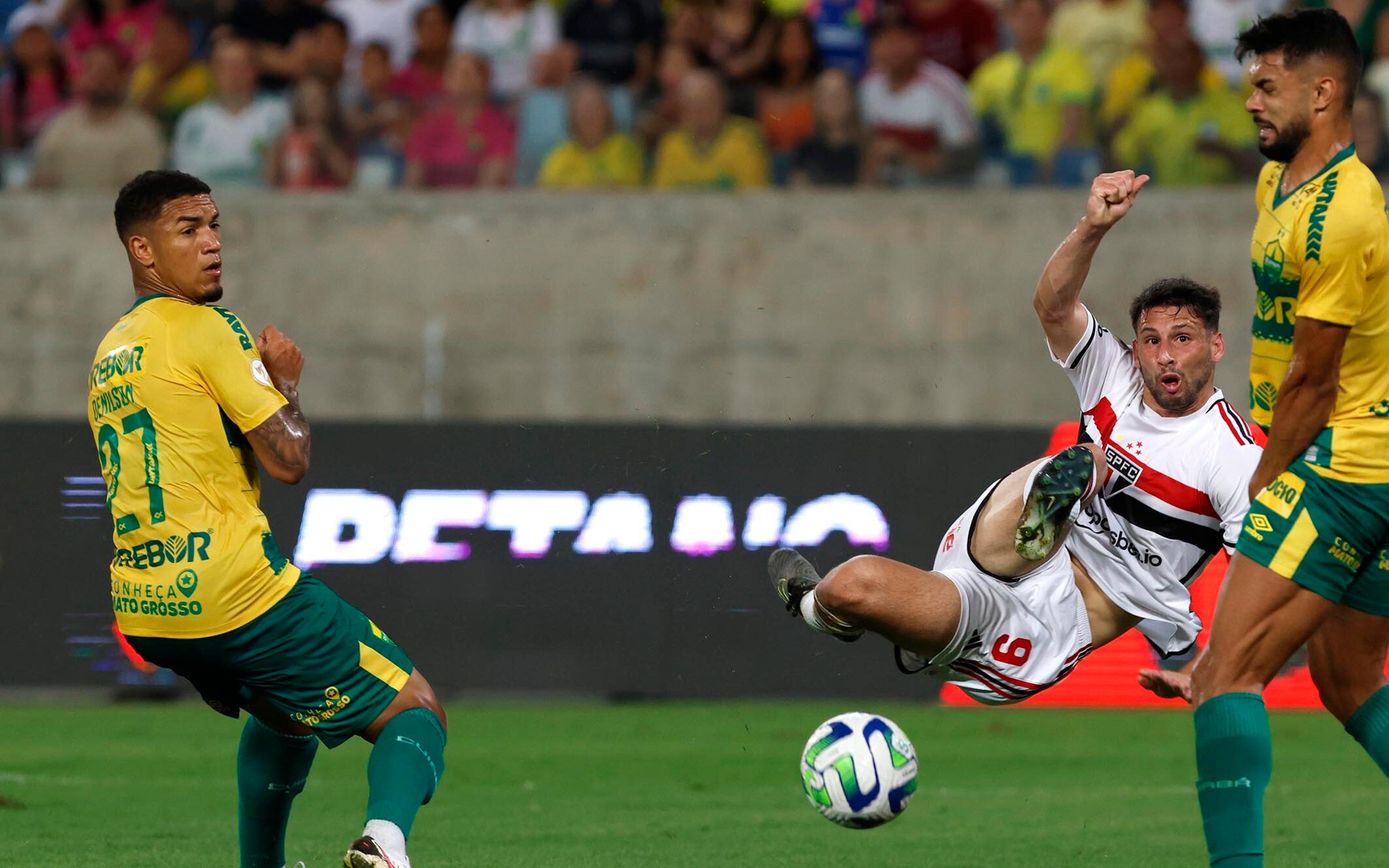 Suspensões de Dorival e dupla de ataque ligam o alerta para novo problema do São Paulo no Brasileirão: o excesso de pendurados