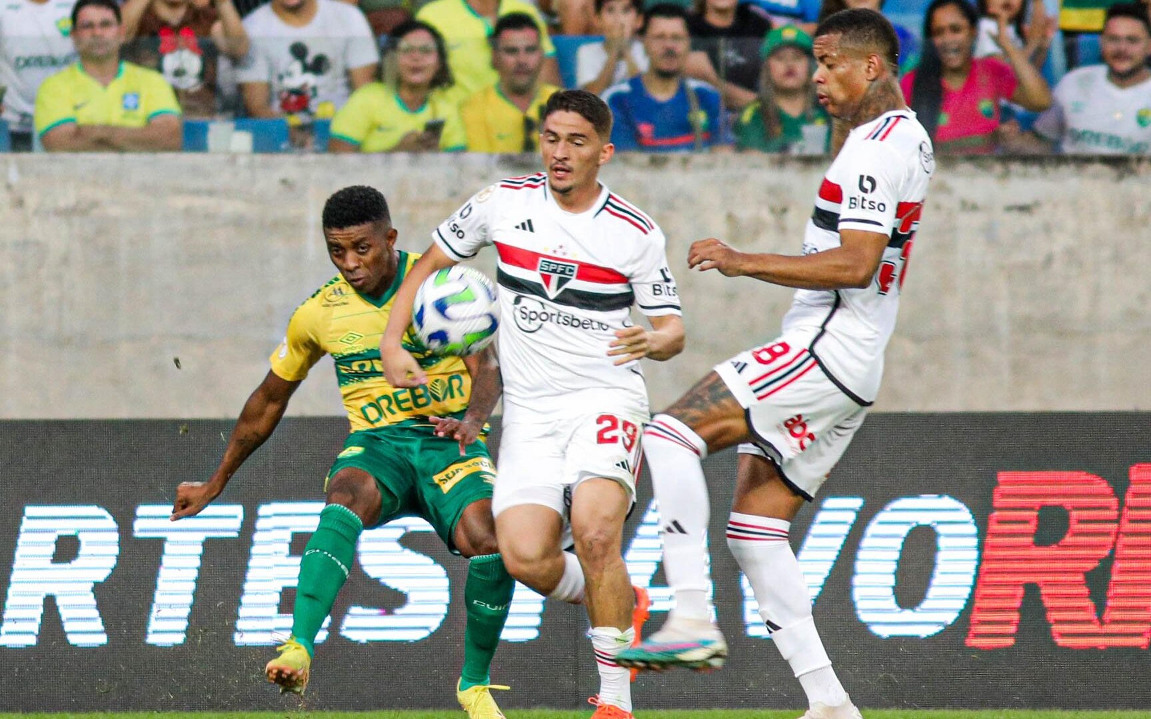 VAR aparece 2 vezes e Deyverson erra pênalti, mas São Paulo perde para o Cuiabá e segue sem vencer fora