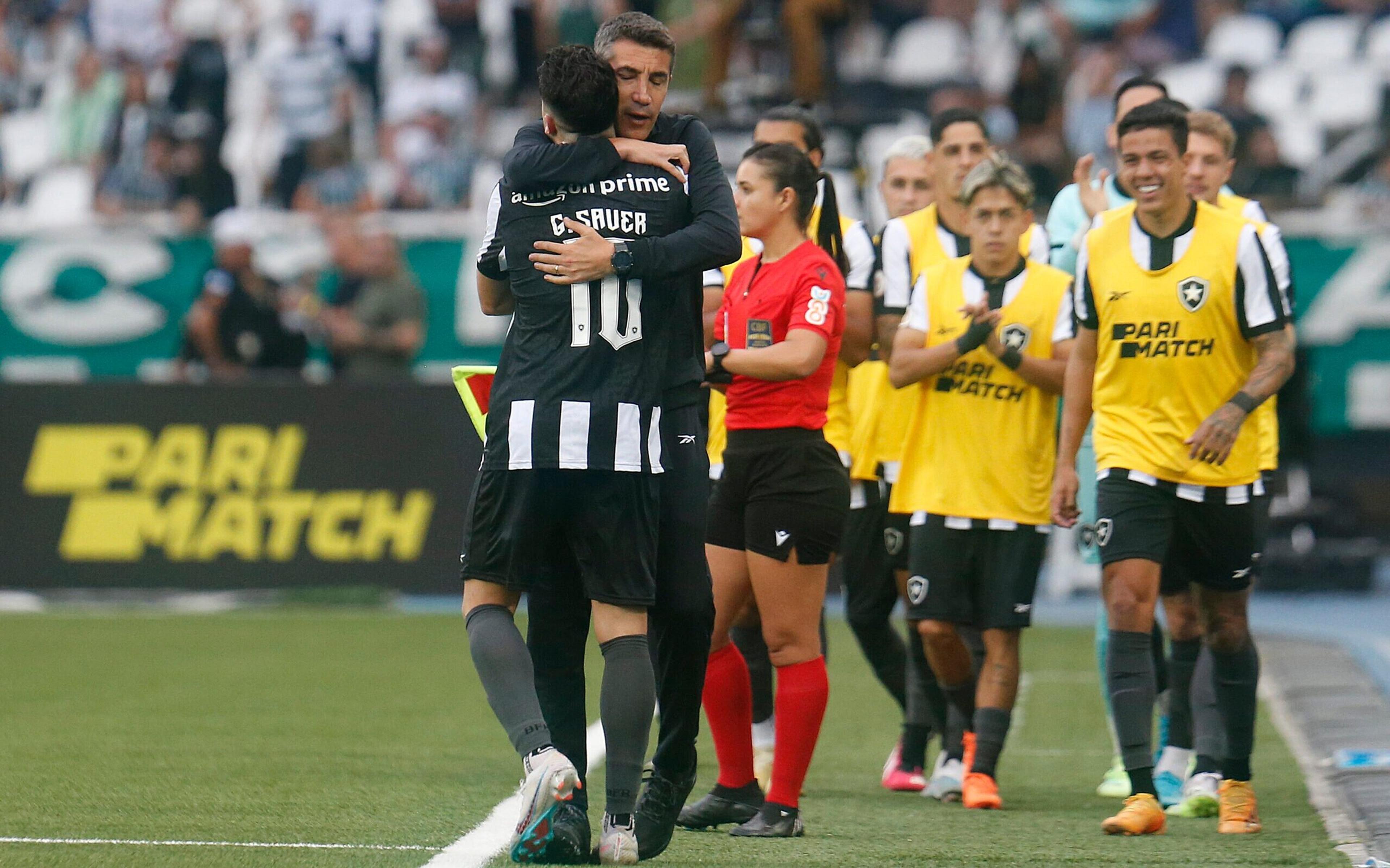 Gustavo Sauer volta a ser titular, se destaca e vira opção de confiança para Bruno Lage no Botafogo