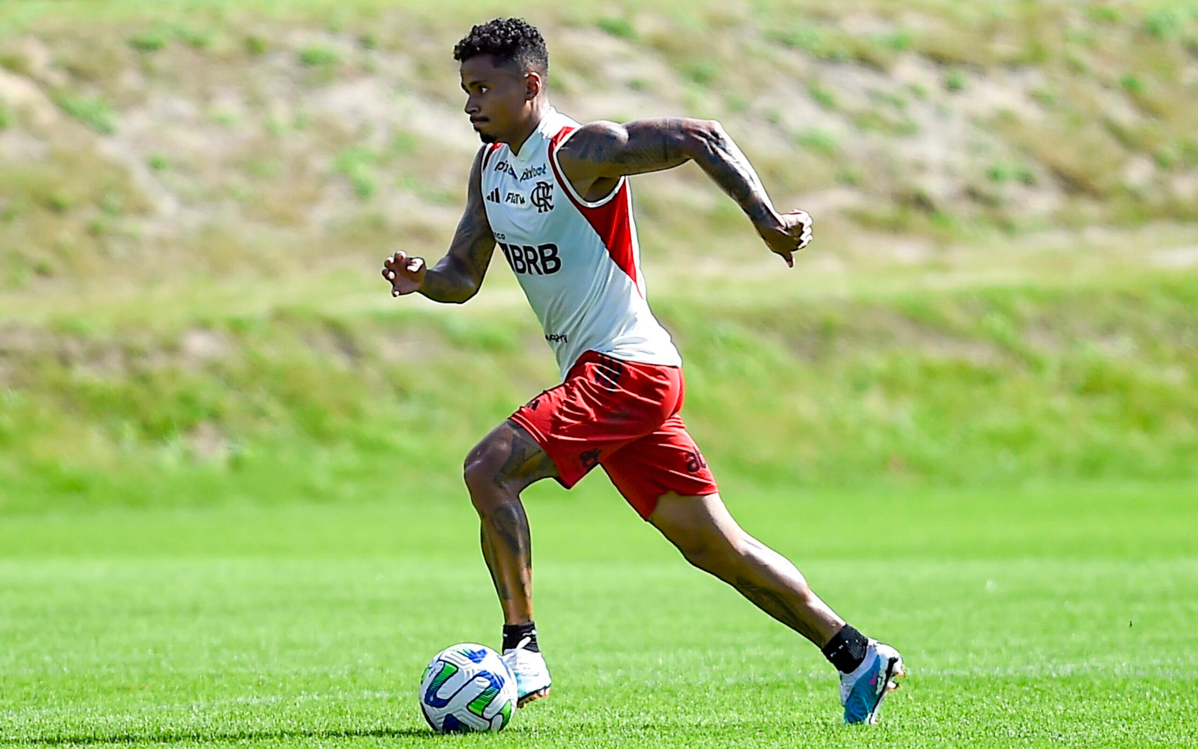 Cotado para ser titular do Flamengo diante do América-MG, Allan tenta abrir caminhos para a força ofensiva da equipe