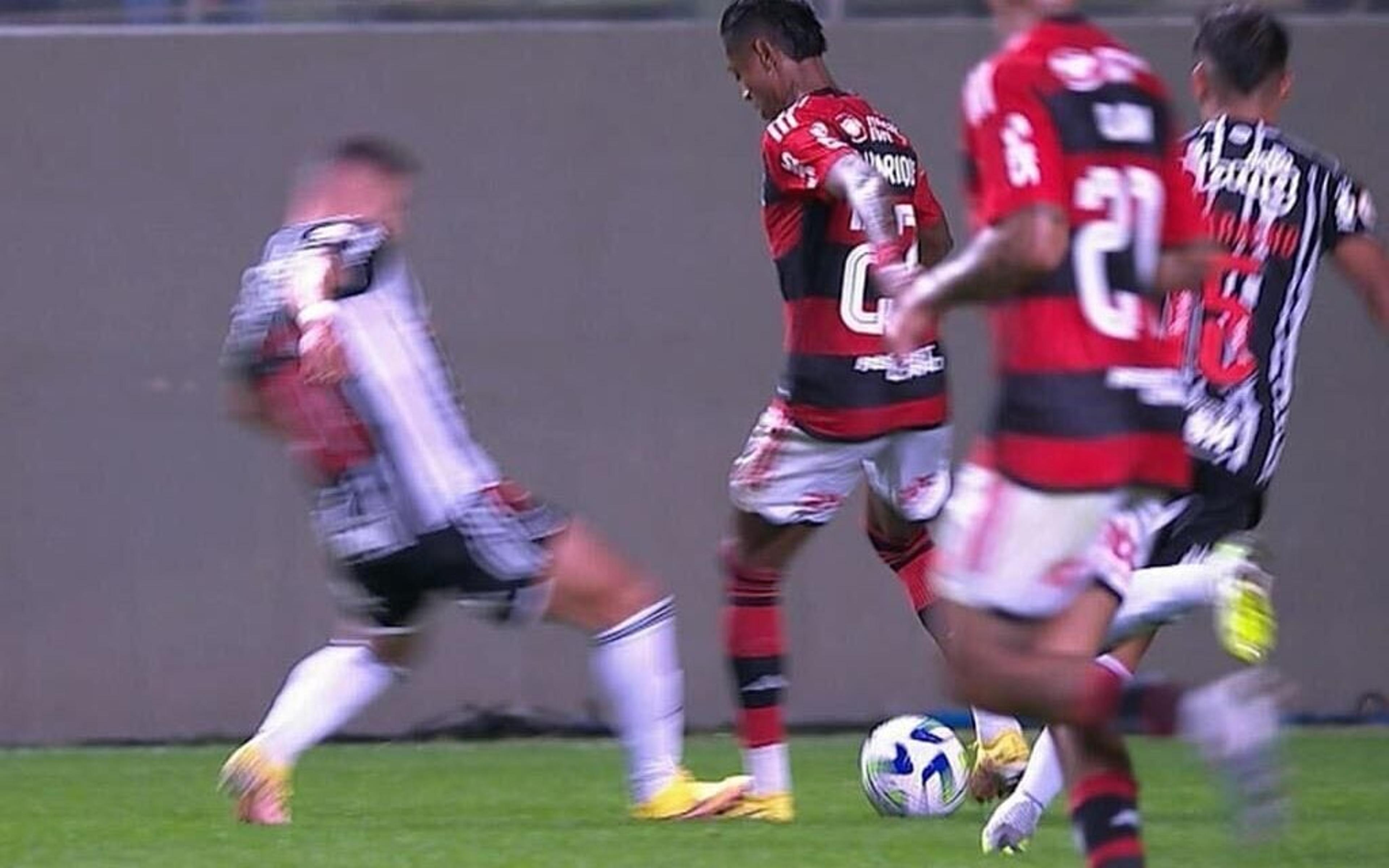 Torcedores do Flamengo reclamam de falta na origem de gol do Atlético: ‘É revoltante’