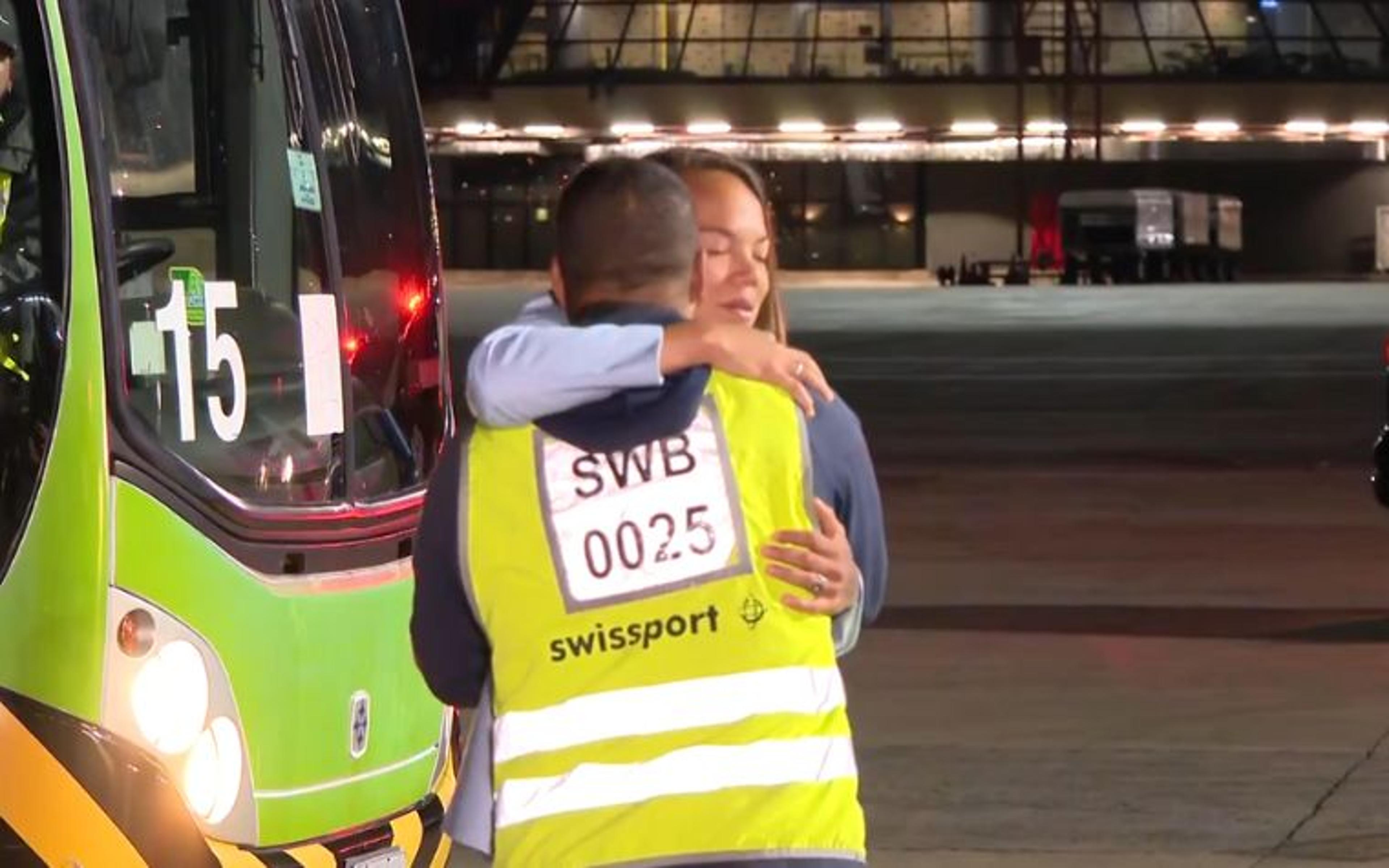 Nycole Raysla tem momento emocionante com o pai, antes de embarque da Seleção para a Copa do Mundo