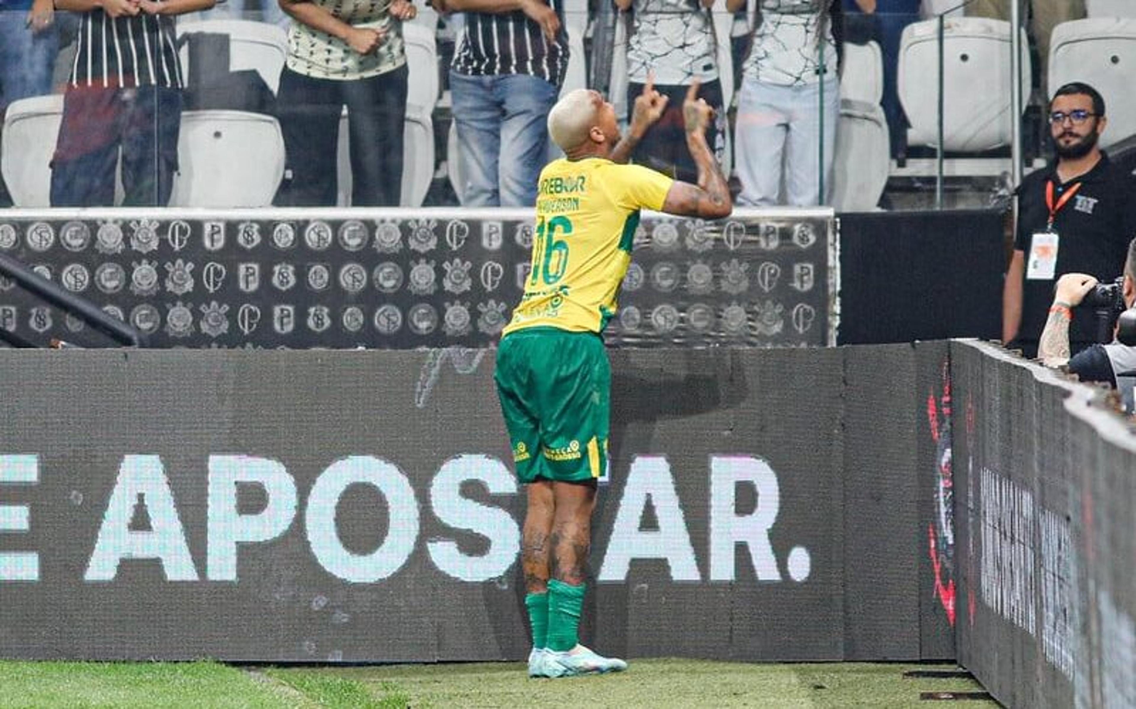 Corinthians é multado pelo STJD por objeto atirado em Deyverson, do Cuiabá