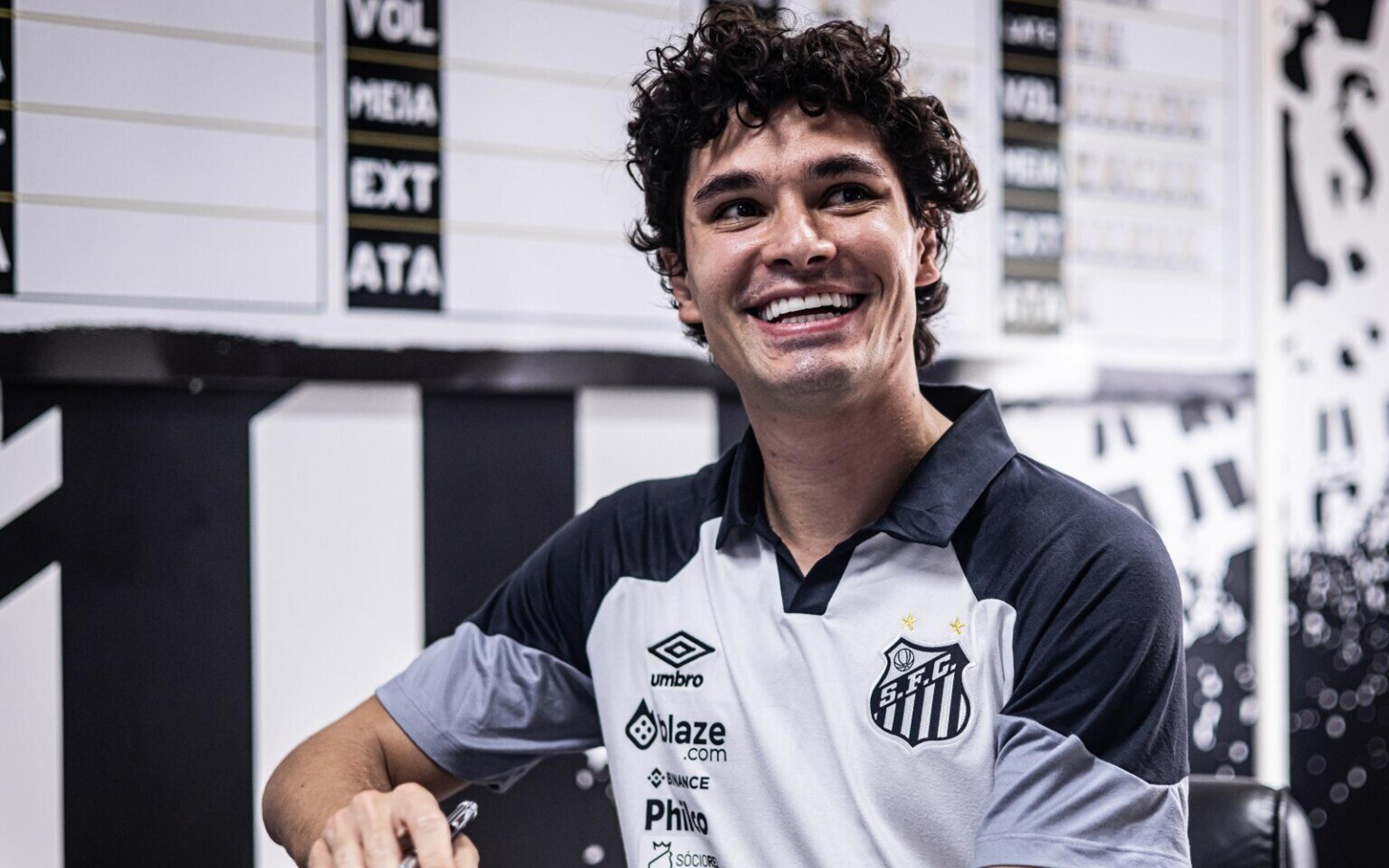 De volta! Santos anuncia a contratação do lateral Dodô