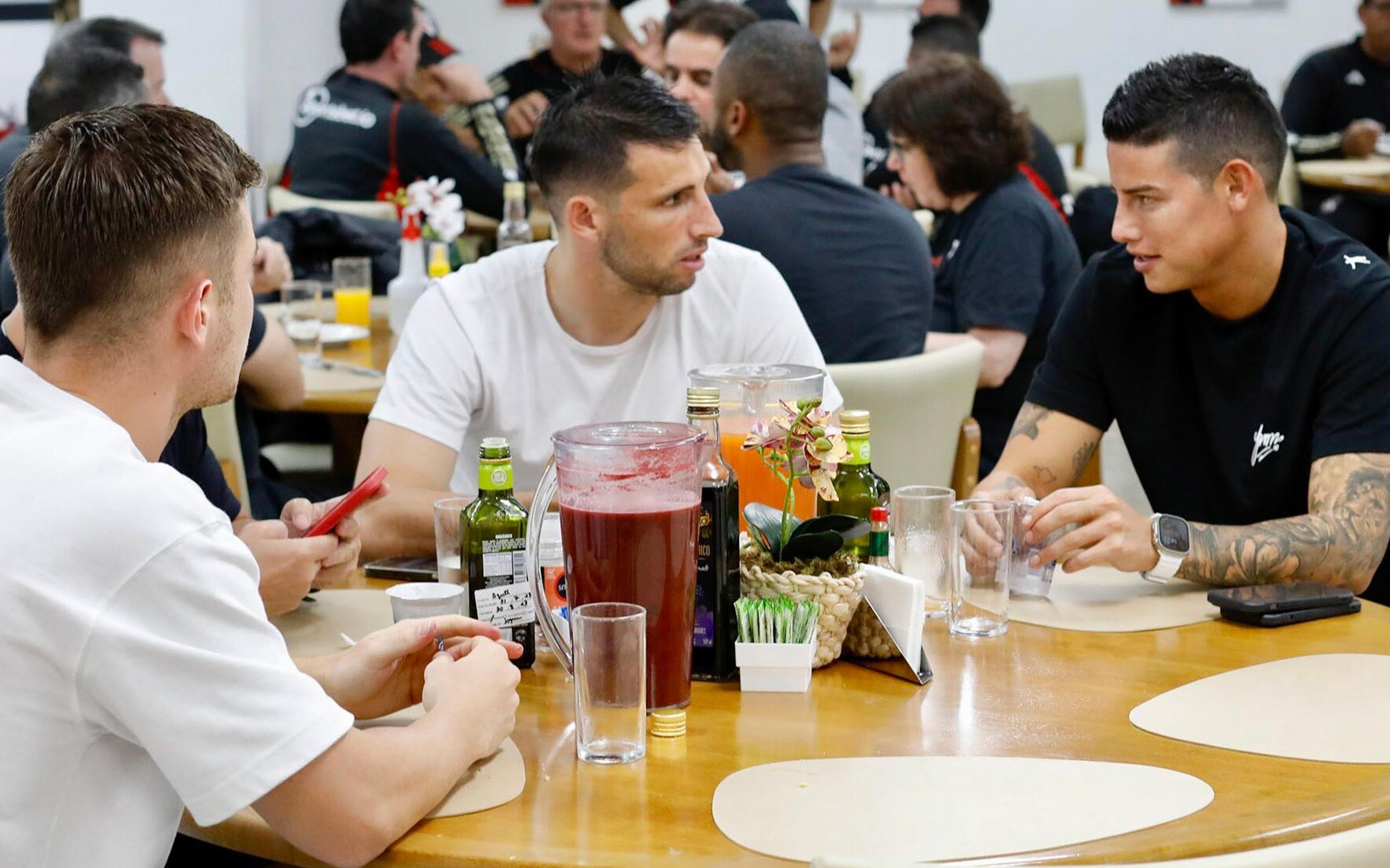 Em primeiro dia de James Rodríguez com grupo, São Paulo vê evolução de contundidos