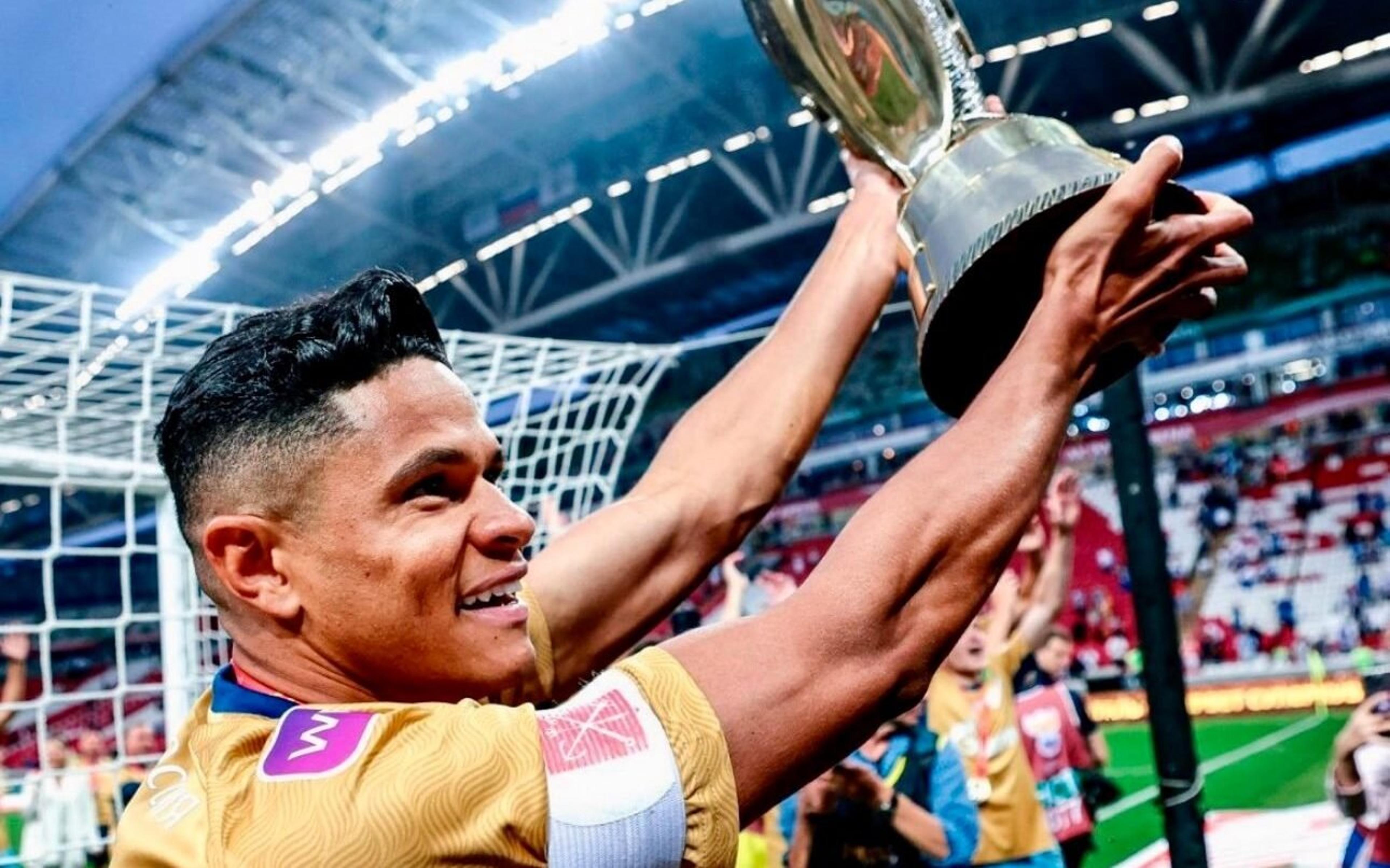 Douglas Santos levanta taça e comemora feito do Zenit como maior campeão da Rússia