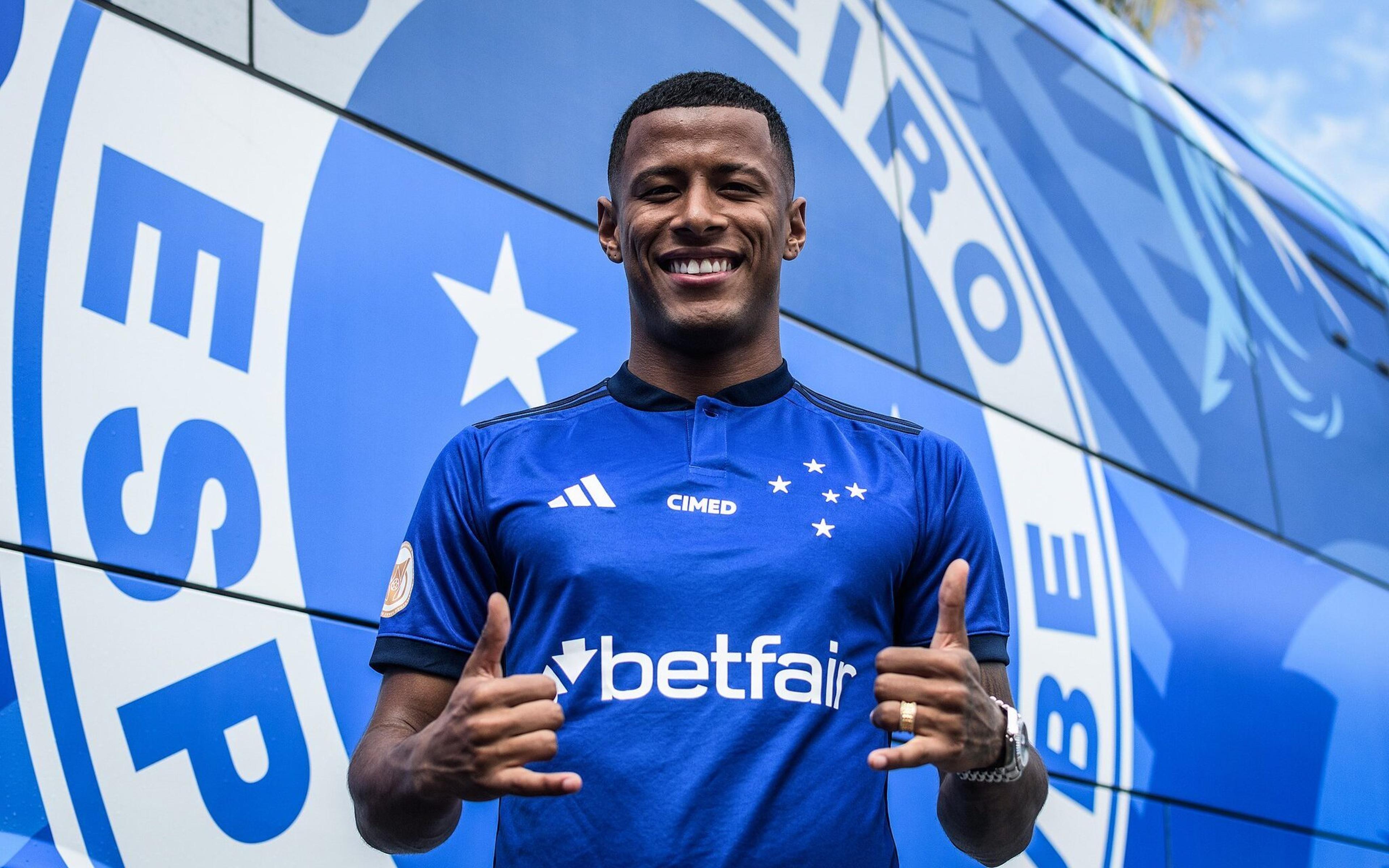 Cruzeiro anuncia a contratação do atacante Arthur Gomes