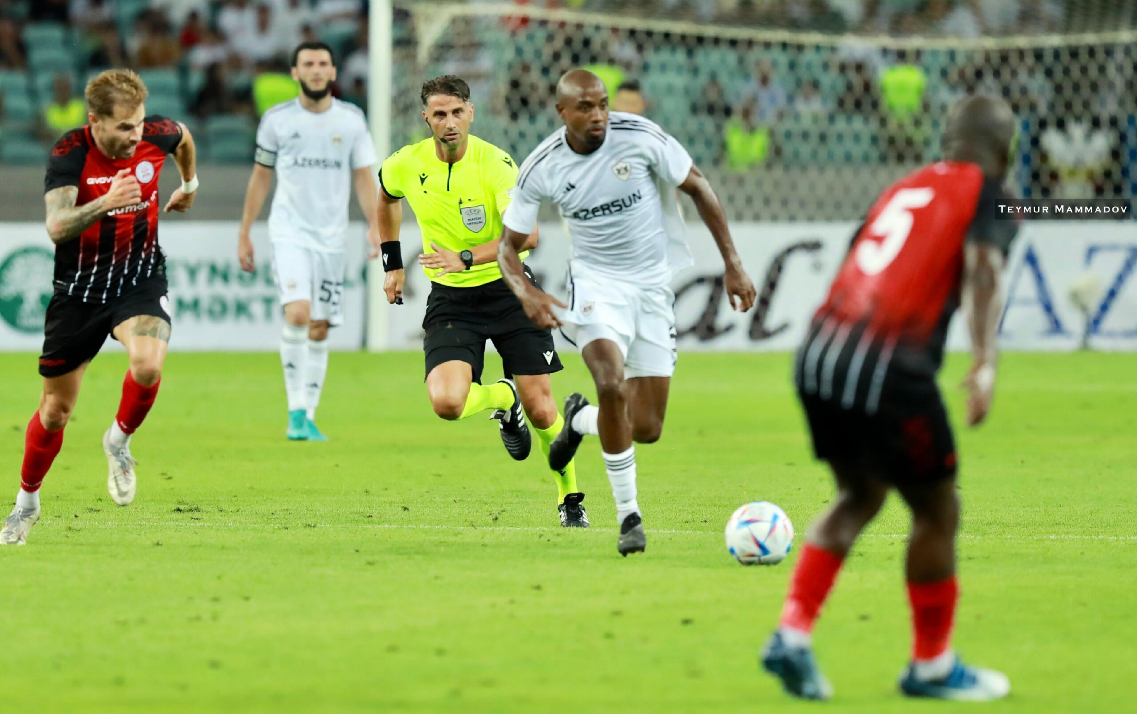 Volante brasileiro vibra com classificação de time do Azerbaijão para segunda fase classificatória da Champions League