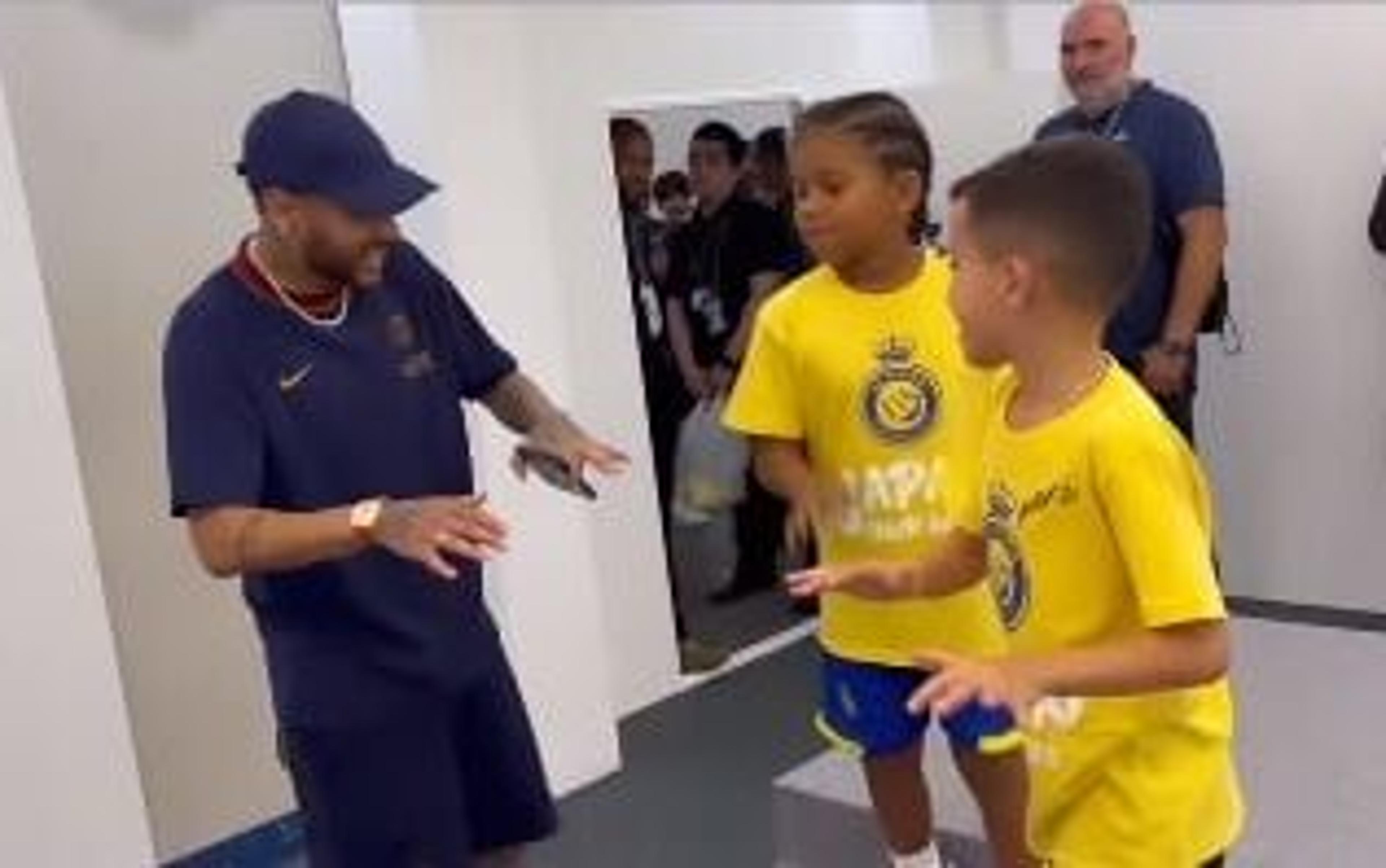 Neymar dança funk com filho de Kim Kardashian e Kanye West após jogo do PSG; veja