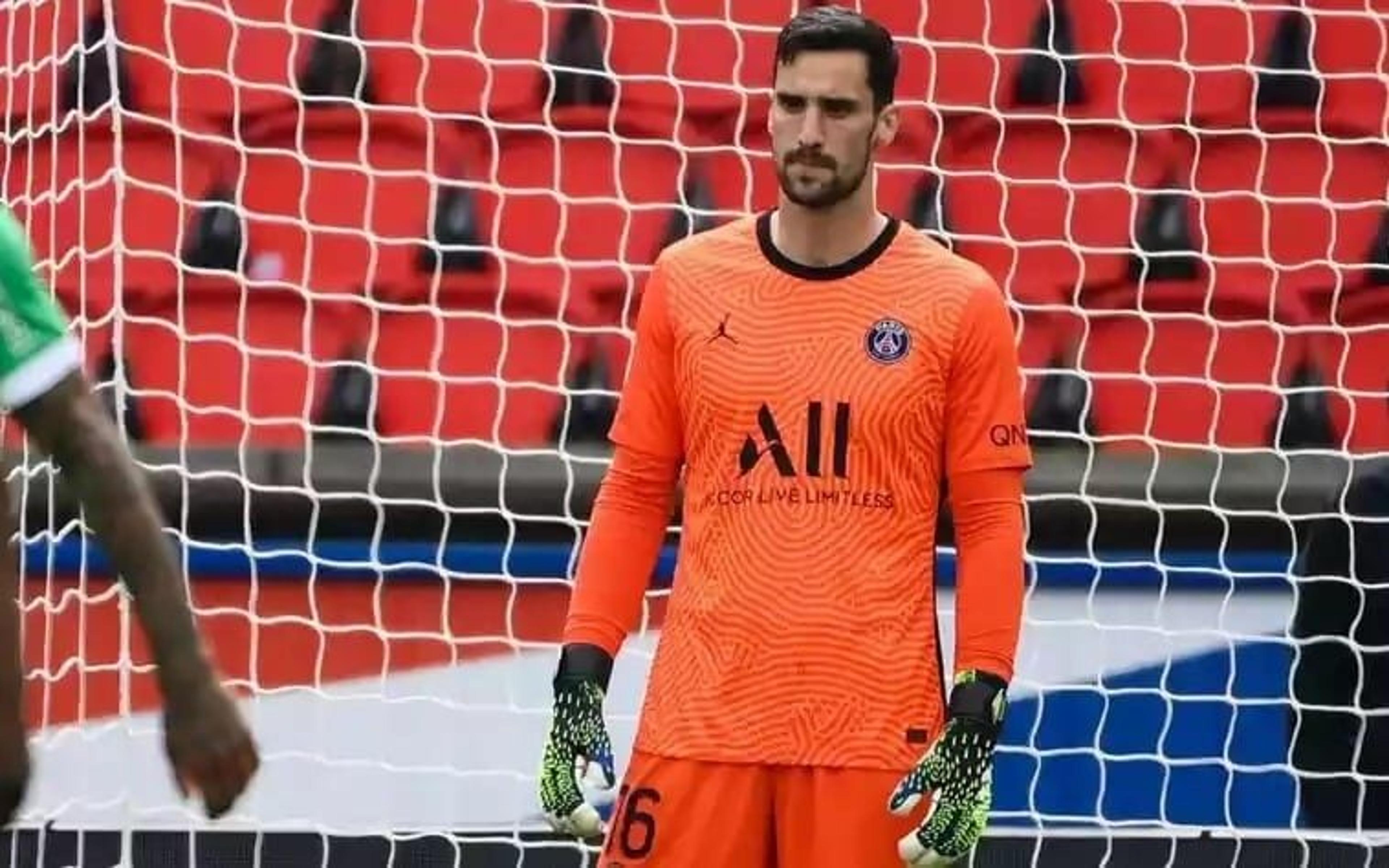 Goleiro Sergio Rico, do PSG, pode ter alta do hospital em duas semanas