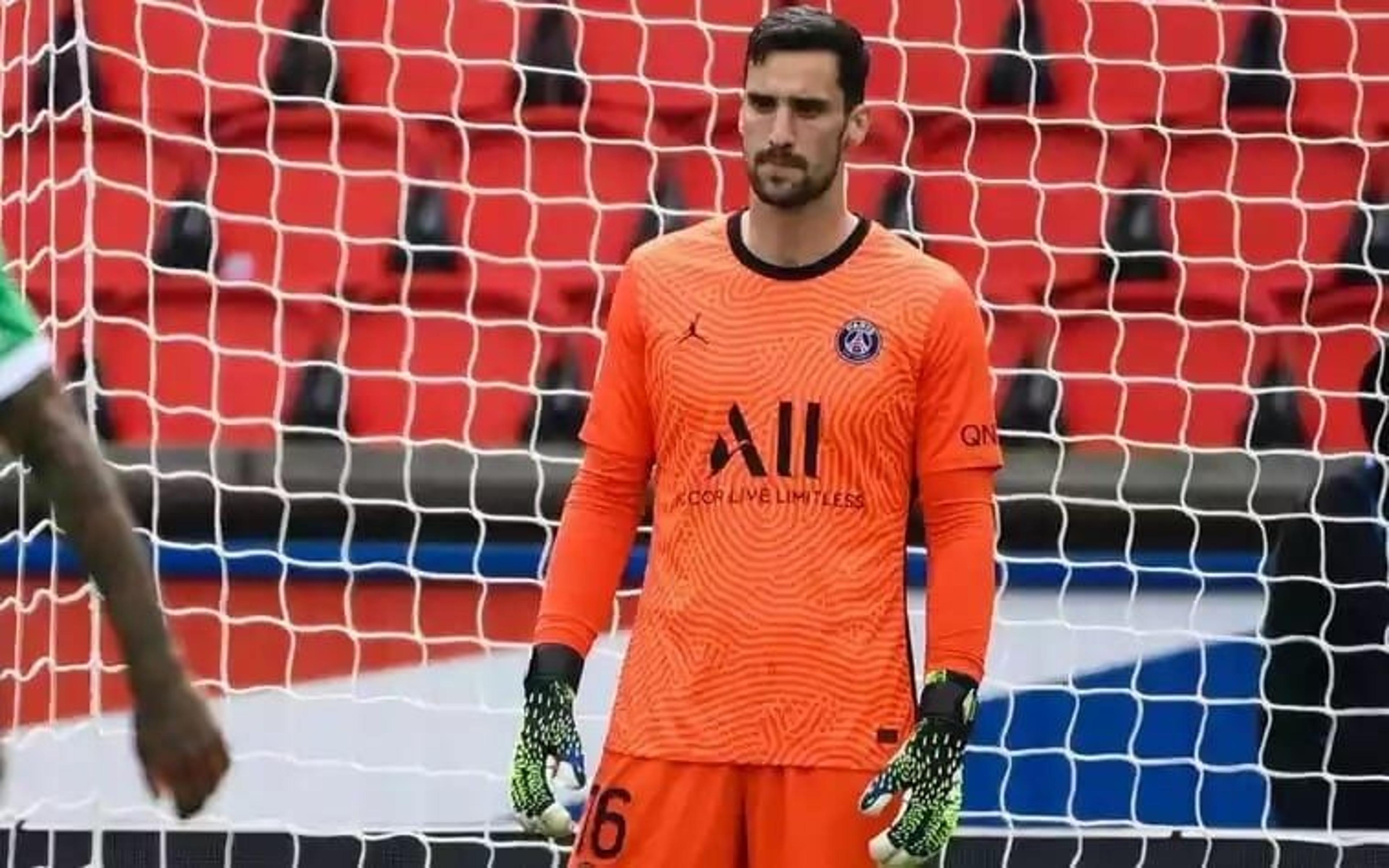 Boletim médico dá detalhe assustador de acidente de goleiro do PSG