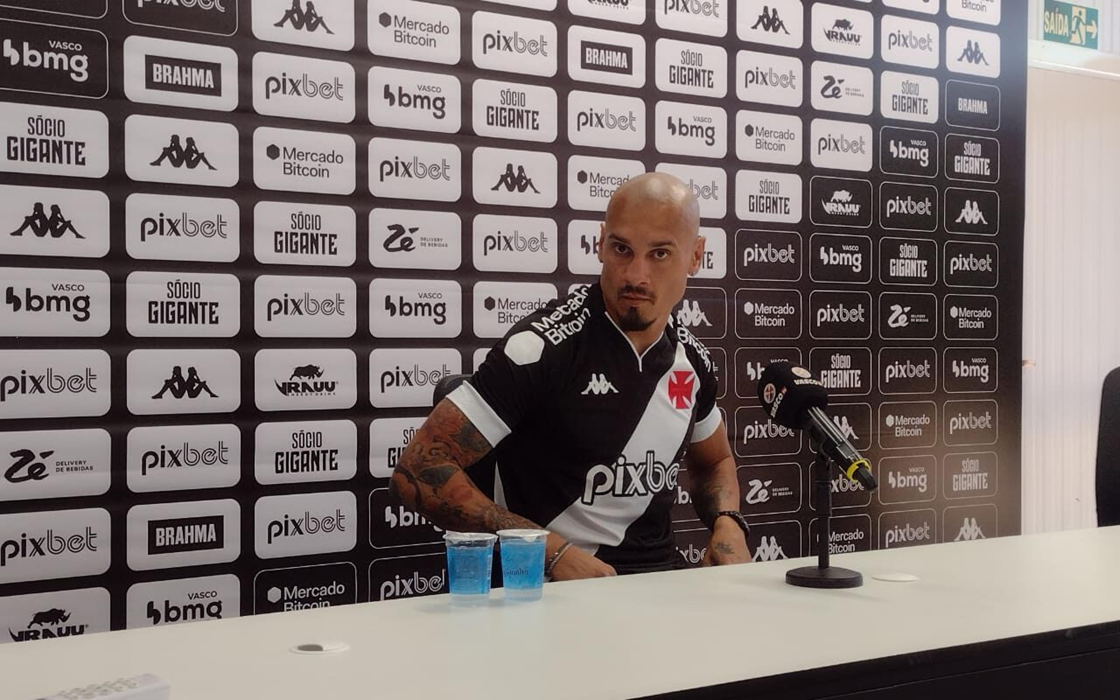 Maicon cita ídolos do Vasco como inspiração e destaca entrega em campo: ‘Futebol é sacrifício’