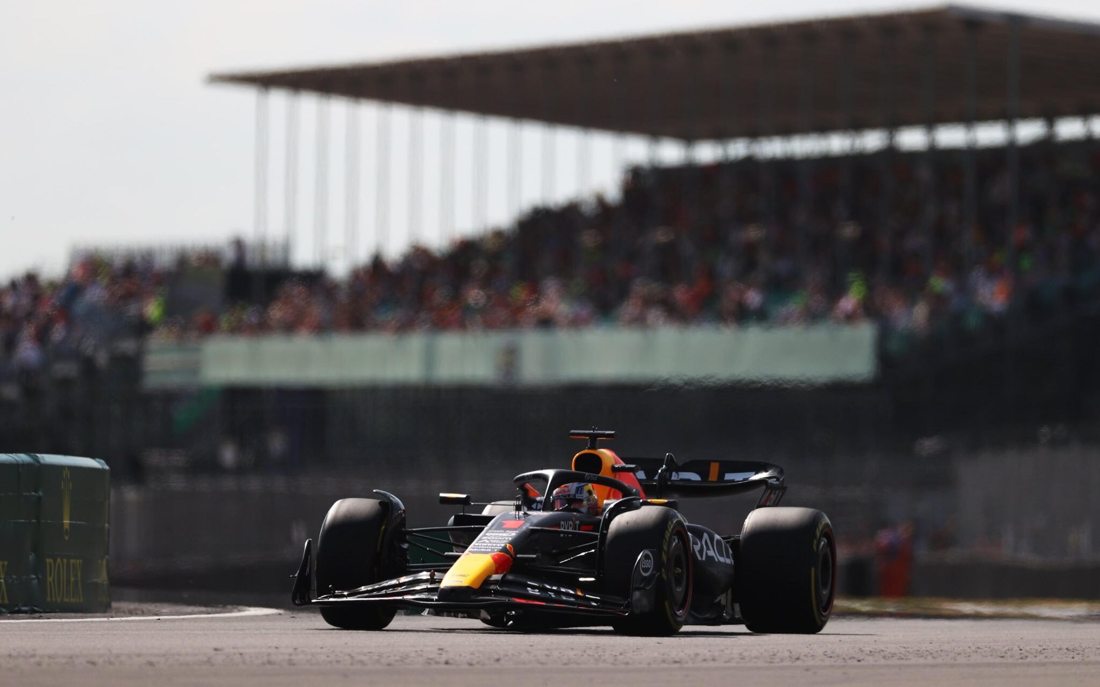 Com a ameaça das McLarens, Verstappen conquista pole nos últimos minutos em Silverstone