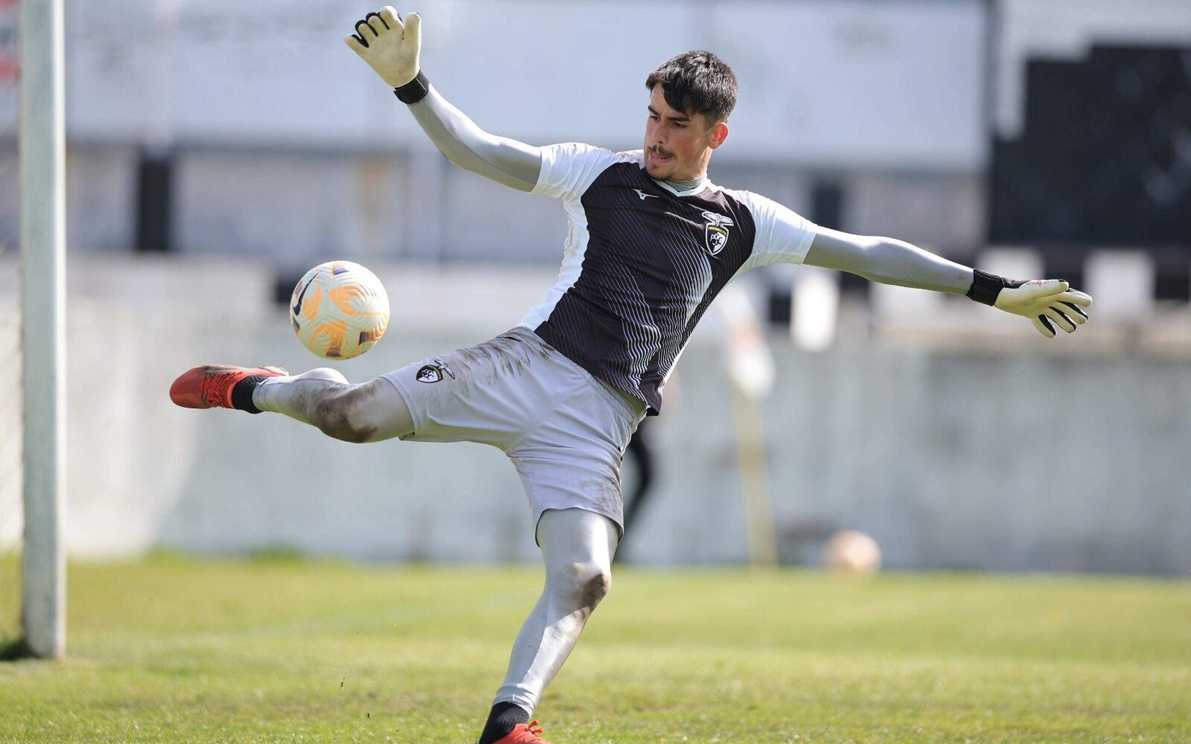 Gabriel inicia pré-temporada em Portugal junto com a equipe profissional do Portimonense