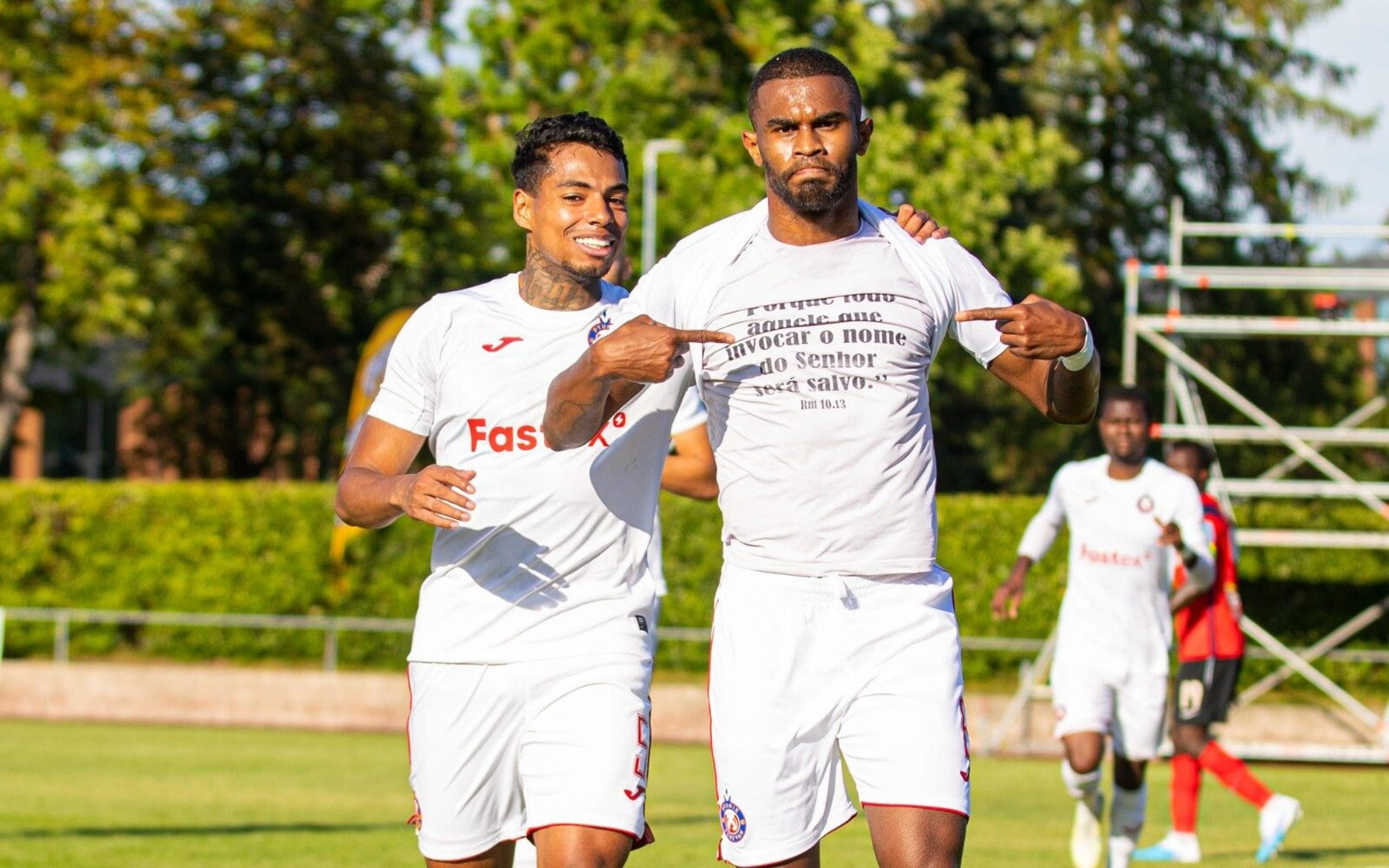 Lateral brasileiro marca e ajuda sua equipe a avançar para a segunda eliminatória da Conference League