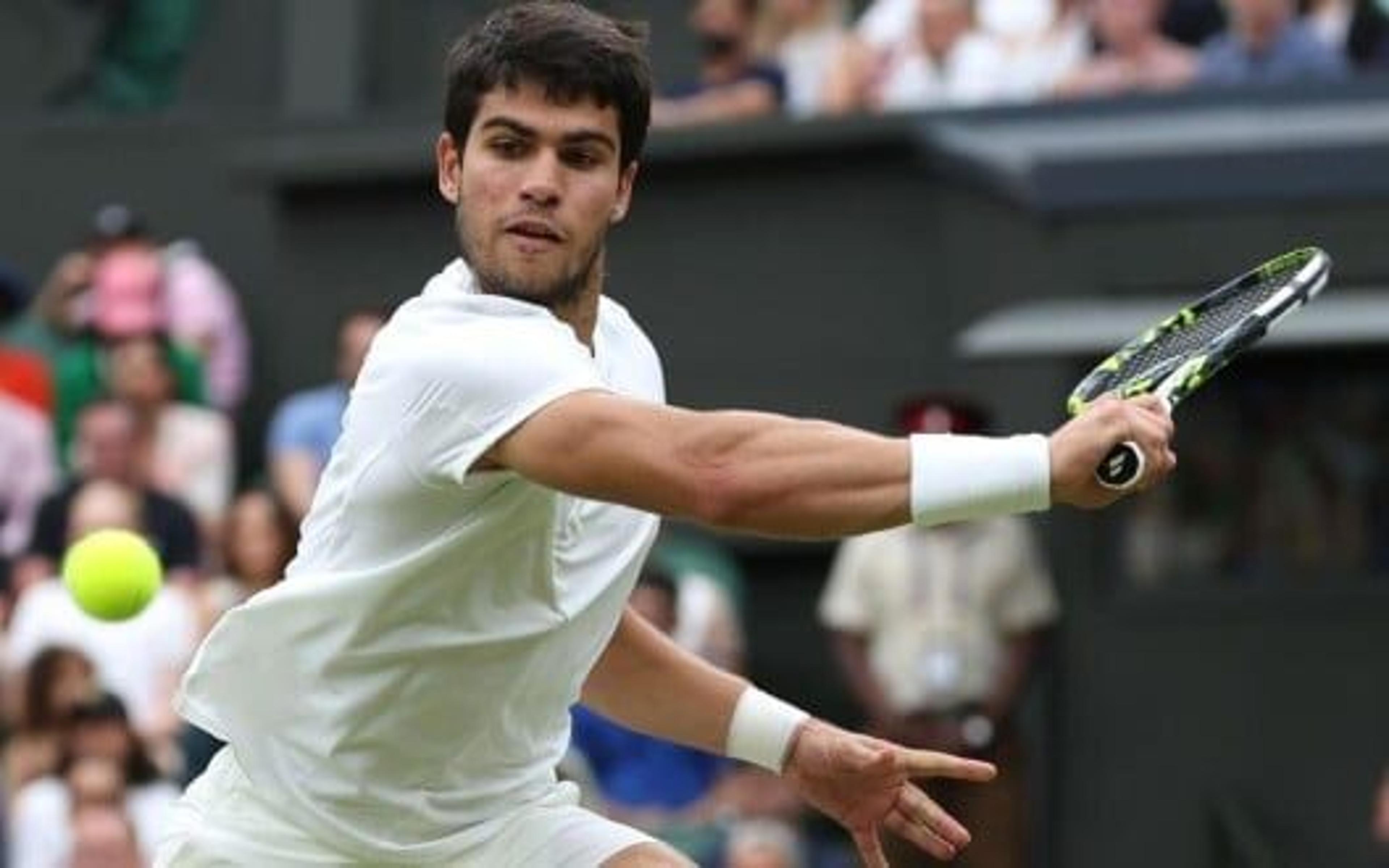 Alcaraz passa sufoco, mas vai às oitavas de Wimbledon