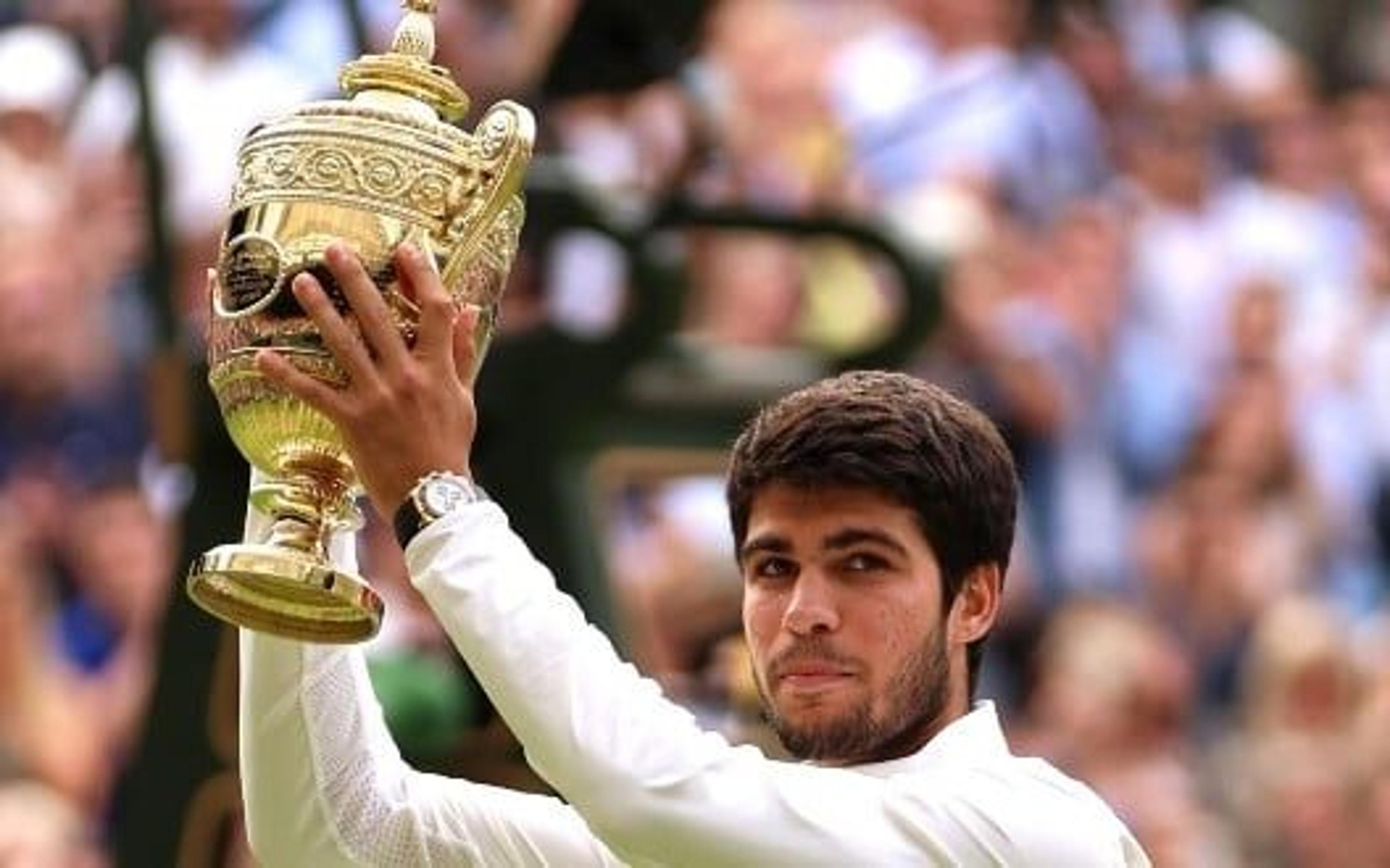 Alcaraz desbanca Djokovic em final memorável e é campeão de Wimbledon