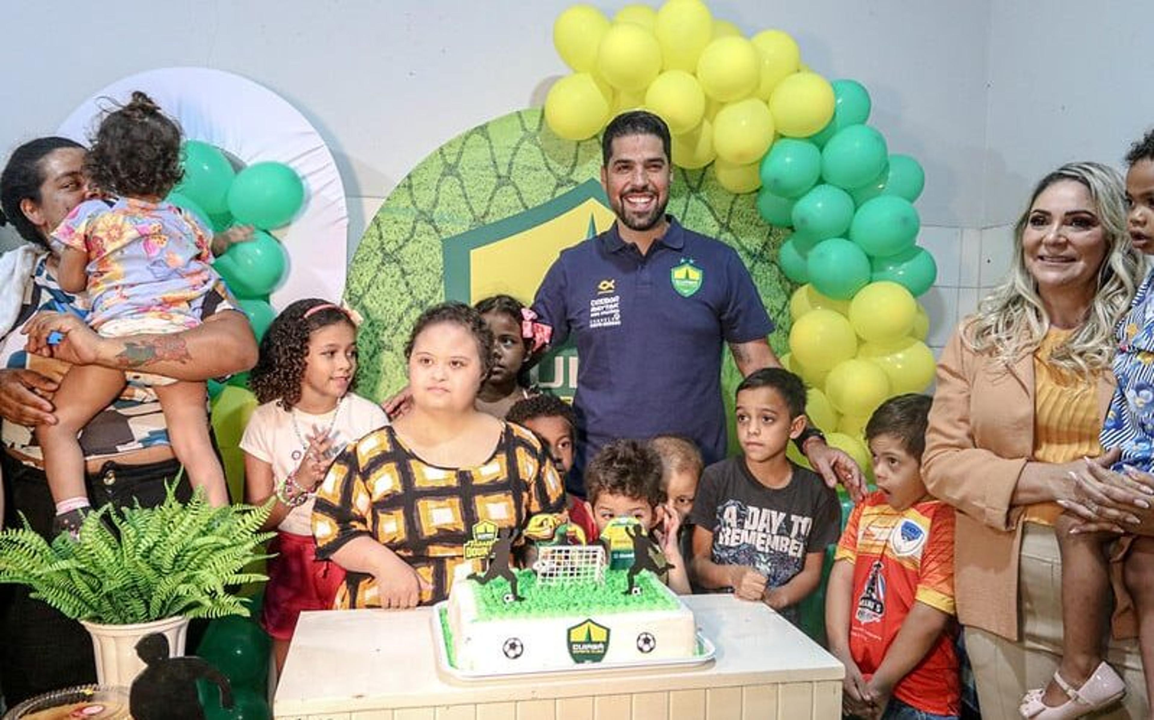 António Oliveira, técnico do Cuiabá, faz visita especial à crianças com câncer