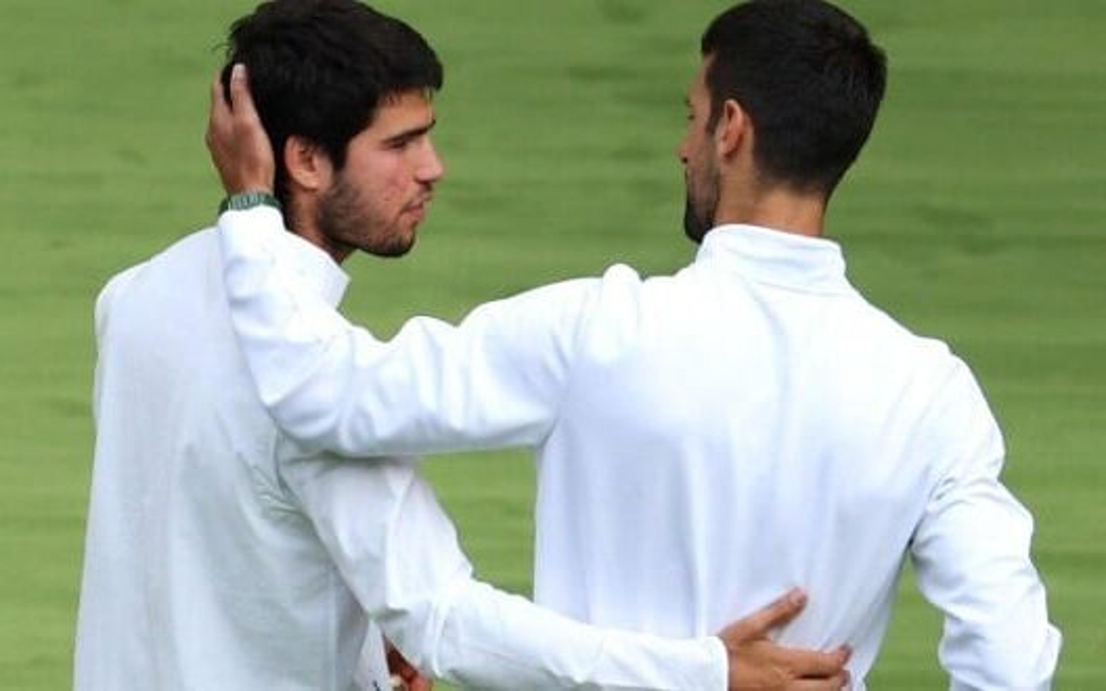 Djokovic brinca com Alcaraz e se emociona em premiação de Wimbledon