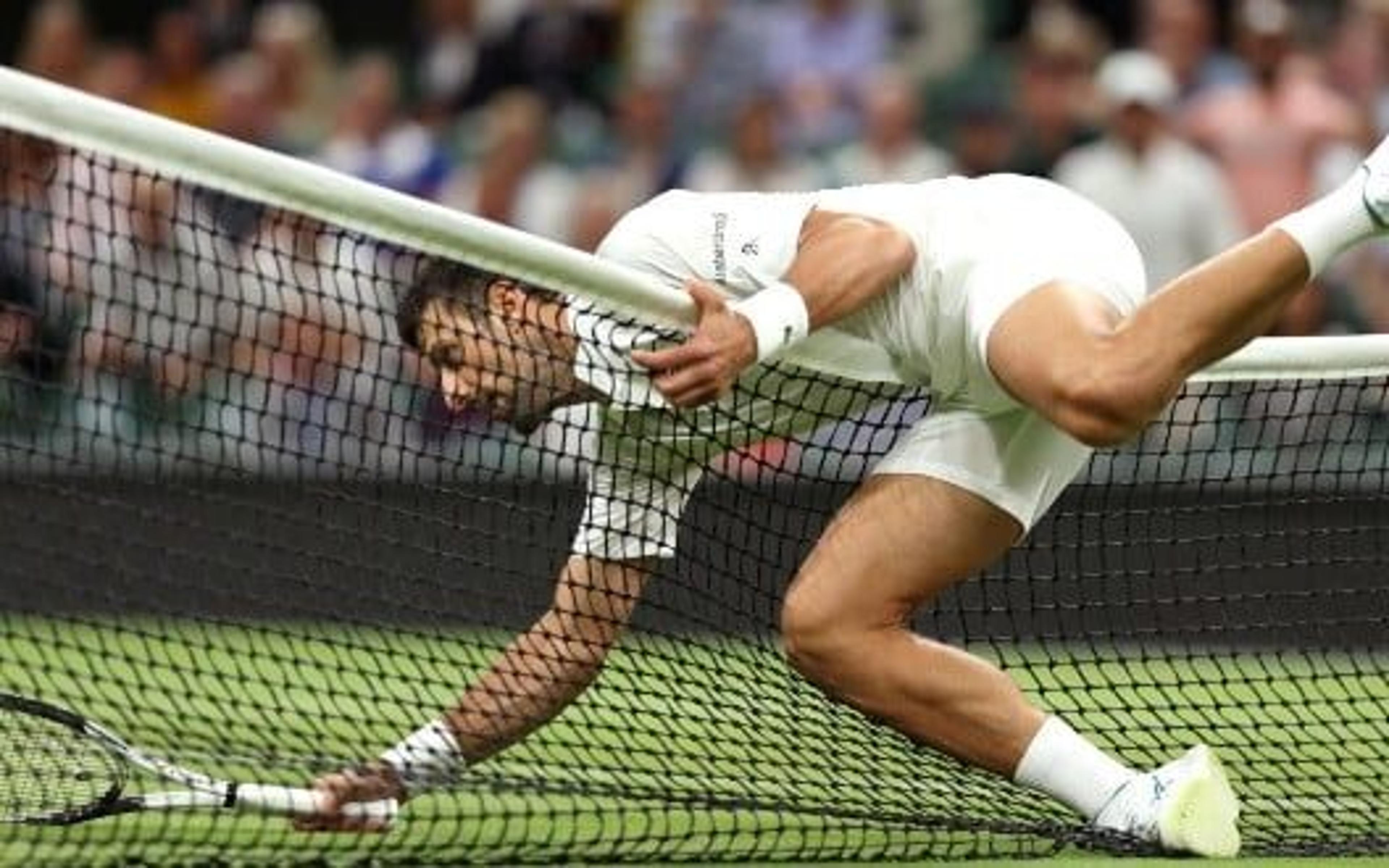 Djokovic escapa, abre vantagem e tem jogo suspenso em Wimbledon