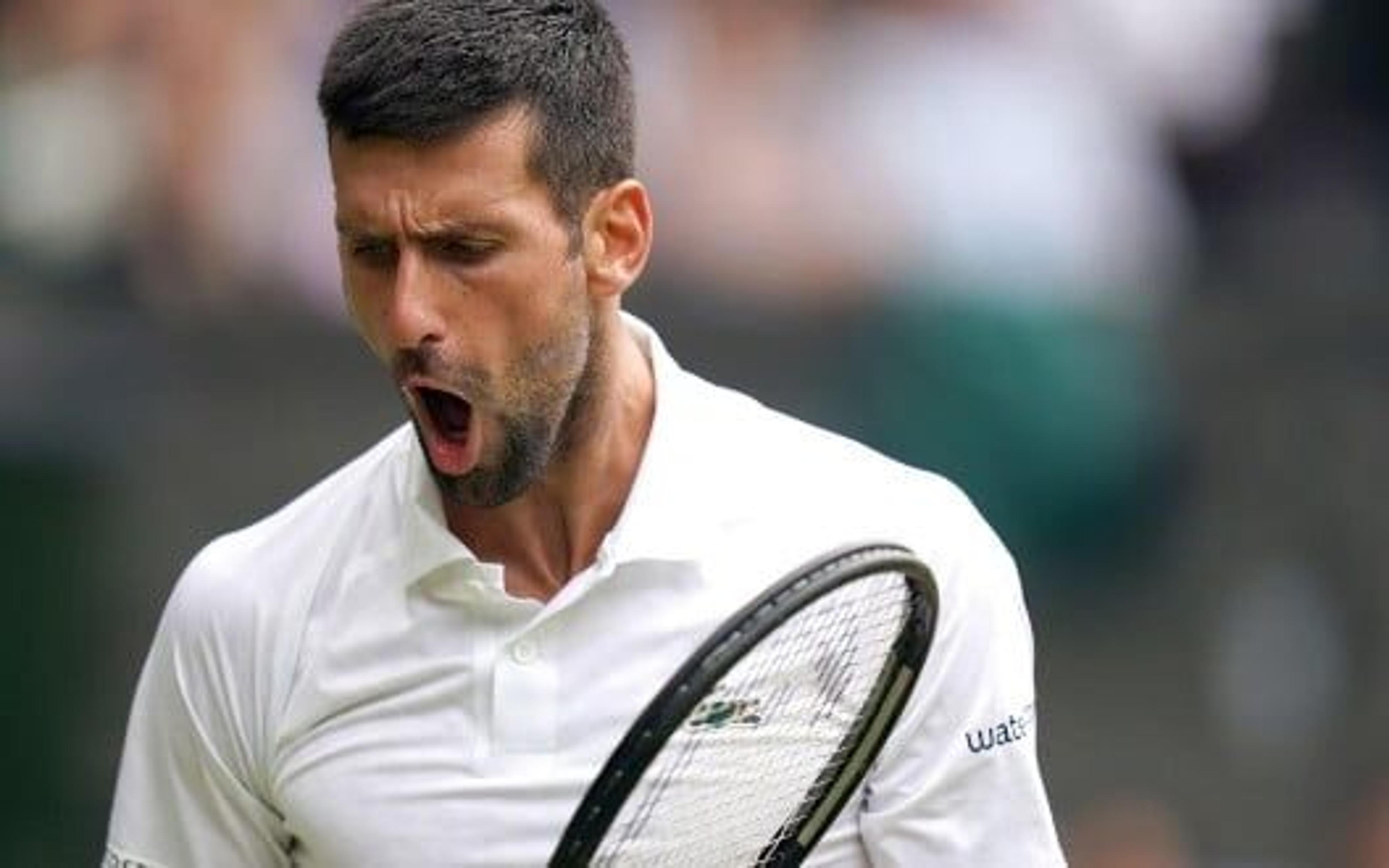 Djokovic vira, vai à semi de Wimbledon, iguala Federer e reencontra Sinner