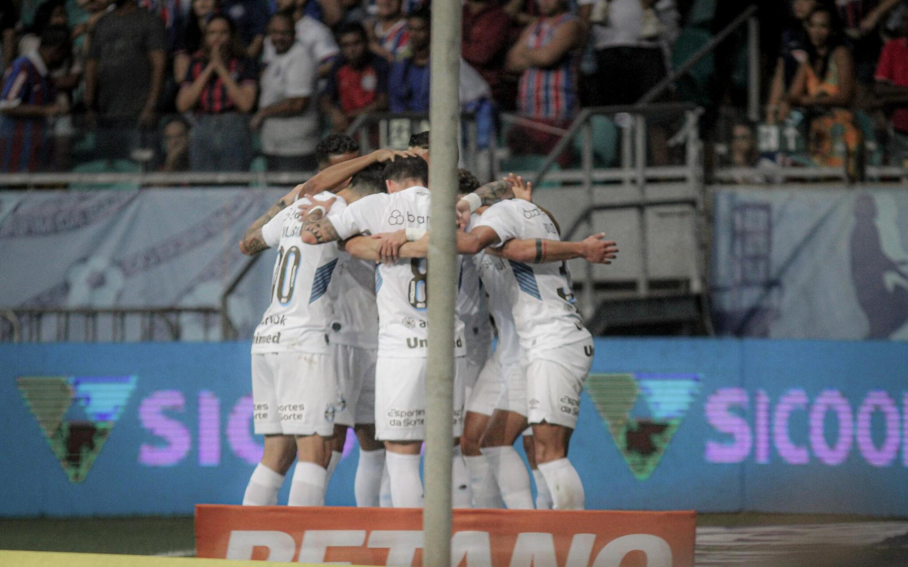 Nos acréscimos, Grêmio vence Bahia e sustenta vice-liderança do Brasileirão