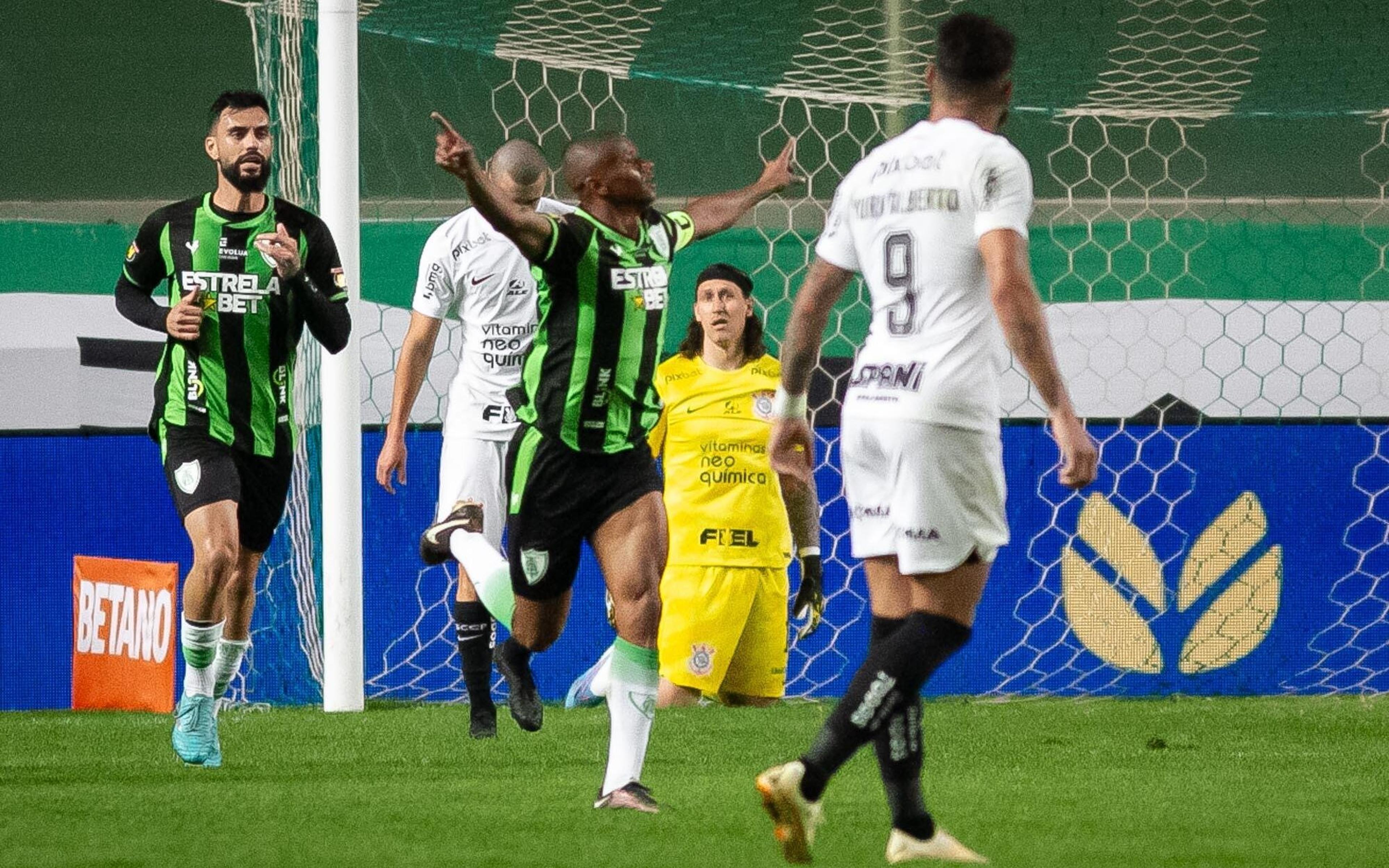 !No Horto, deu Coelho! América-MG vence o Corinthians e garante vantagem na Copa do Brasil; resultado aumenta pressão em Luxa