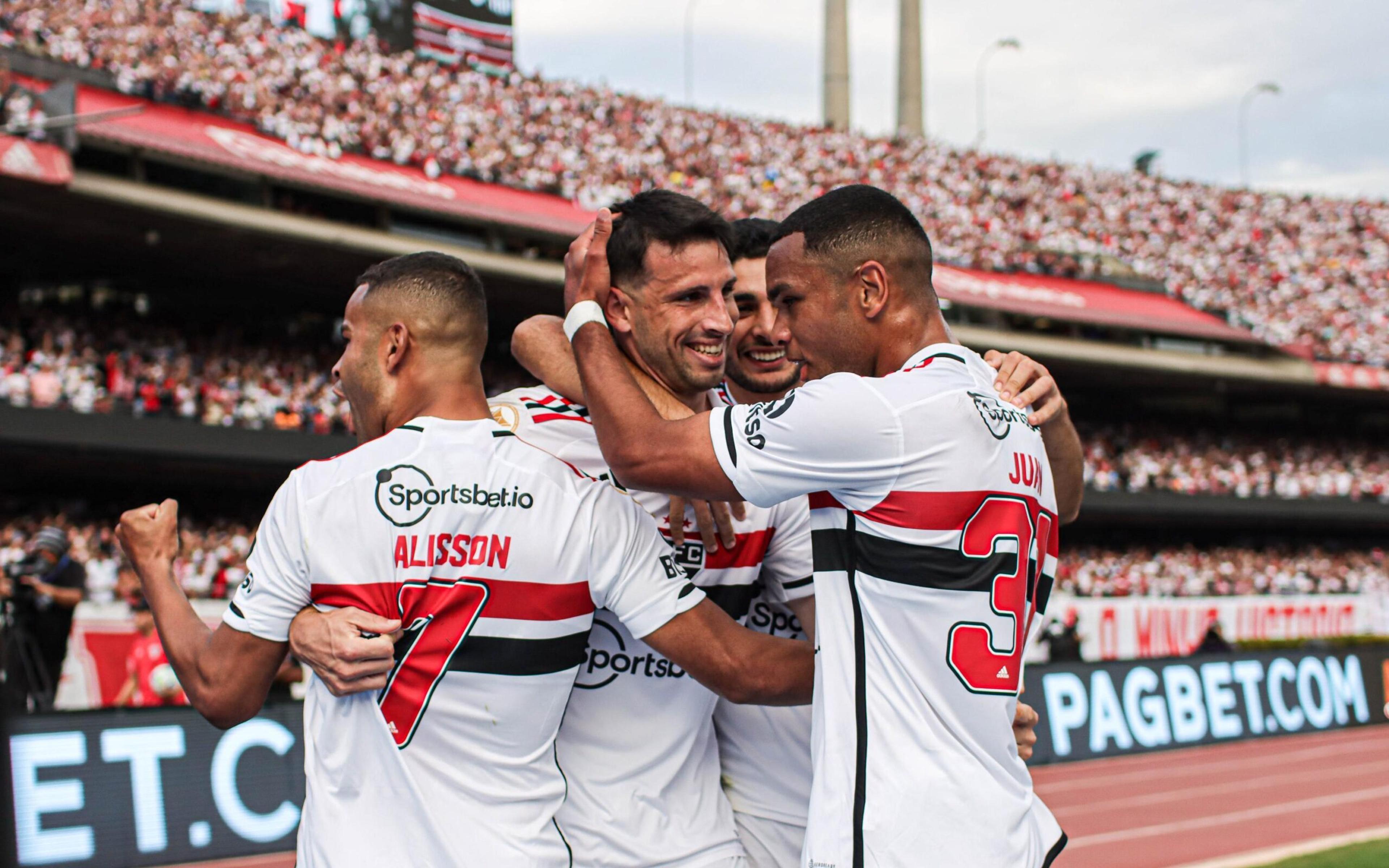 Calleri dá show, Pato marca, e São Paulo goleia o Santos pelo Brasileirão em Morumbi lotado