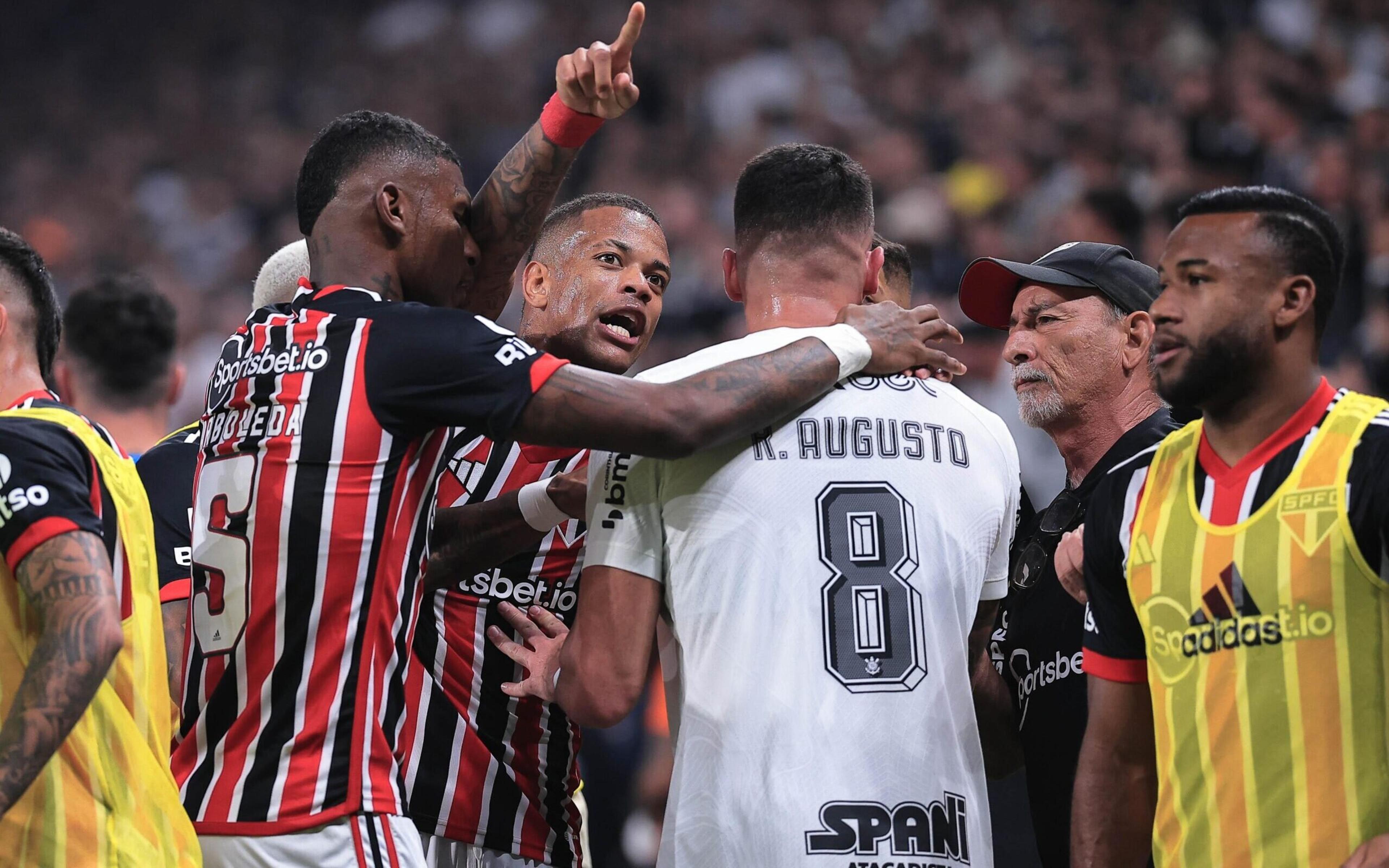 Pode dar ruim! Árbitro relata arremesso de objetos em direção aos jogadores do São Paulo, e Corinthians pode ser punido