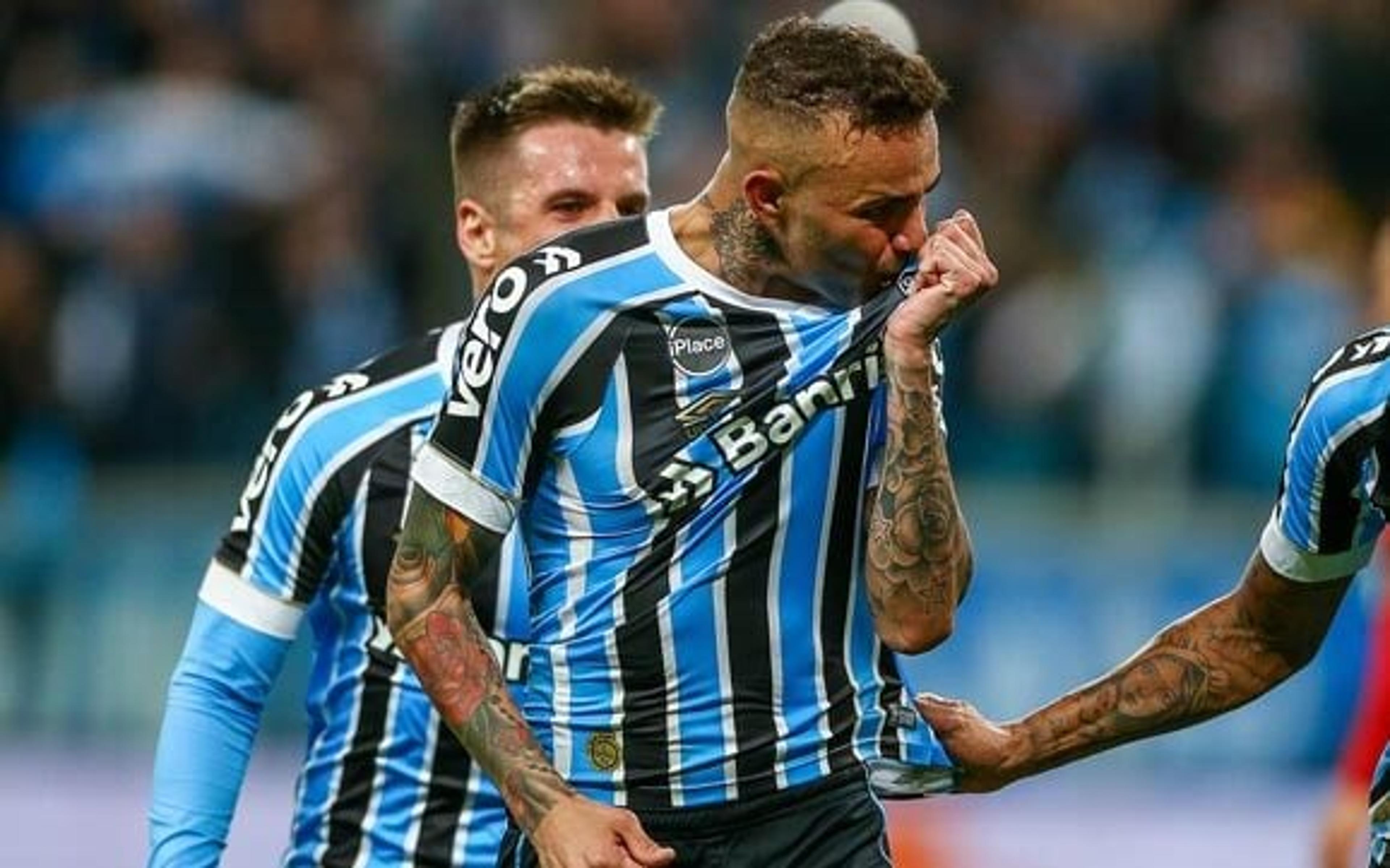 Geral do Grêmio entoa o nome de Luan, do Corinthians, após jogo contra o Botafogo