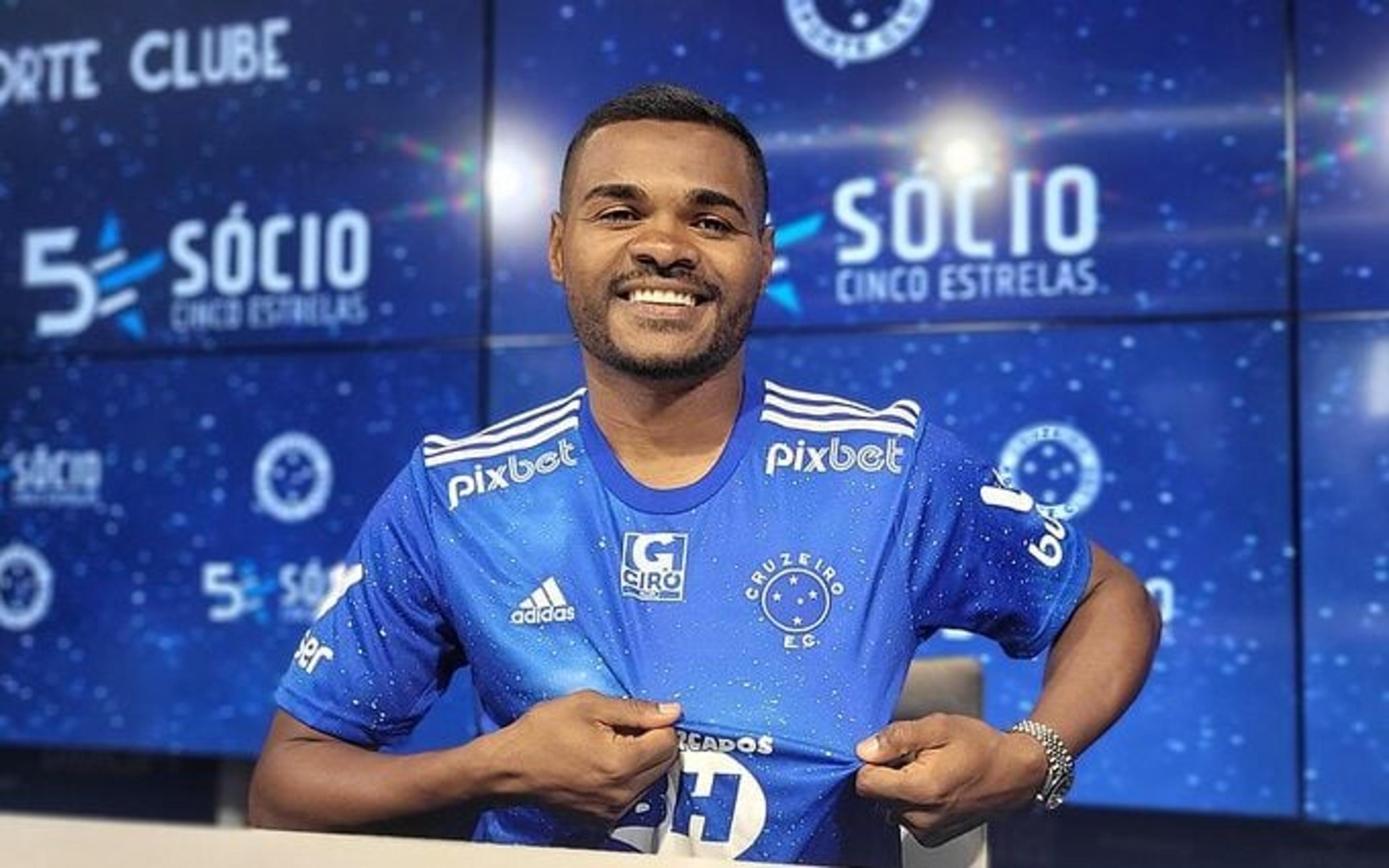 Diretor do Cruzeiro comenta situação de Nikão, que não deve permanecer no clube