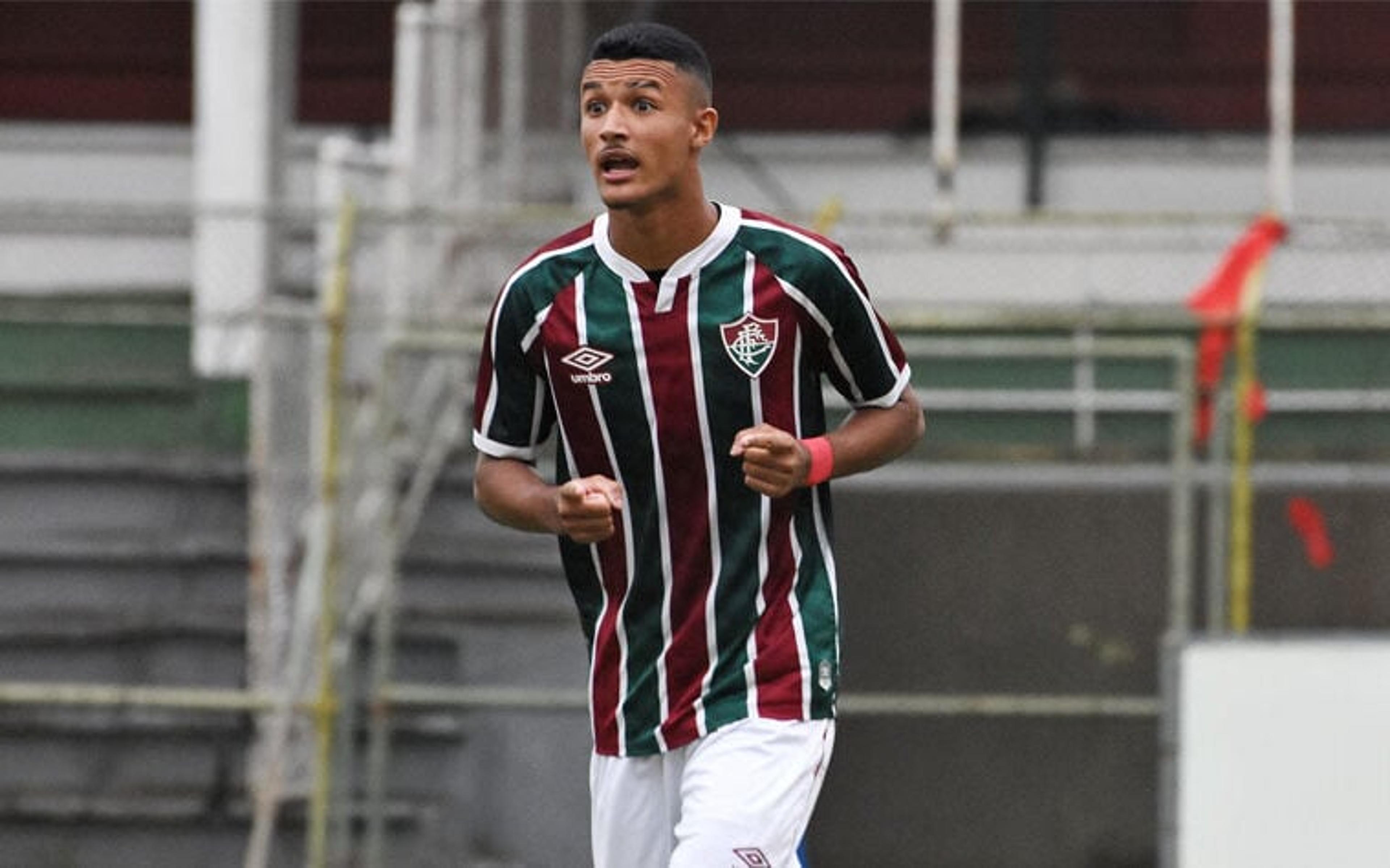 Fluminense acerta empréstimo de Jefté para a Europa, mas renova contrato do lateral-esquerdo