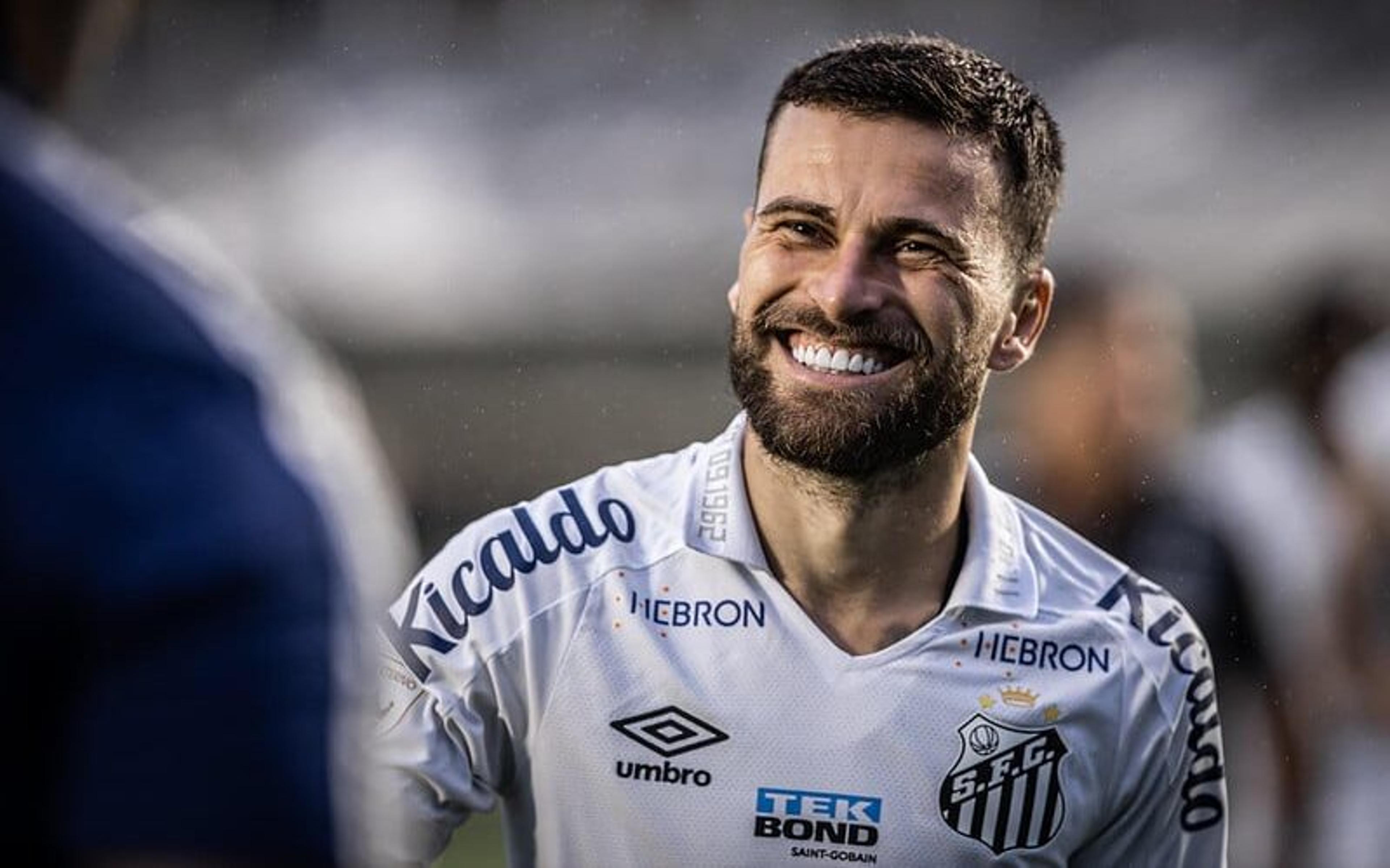 Lucas Lima supera números dos últimos anos e lidera ranking de passes decisivos no Brasileirão