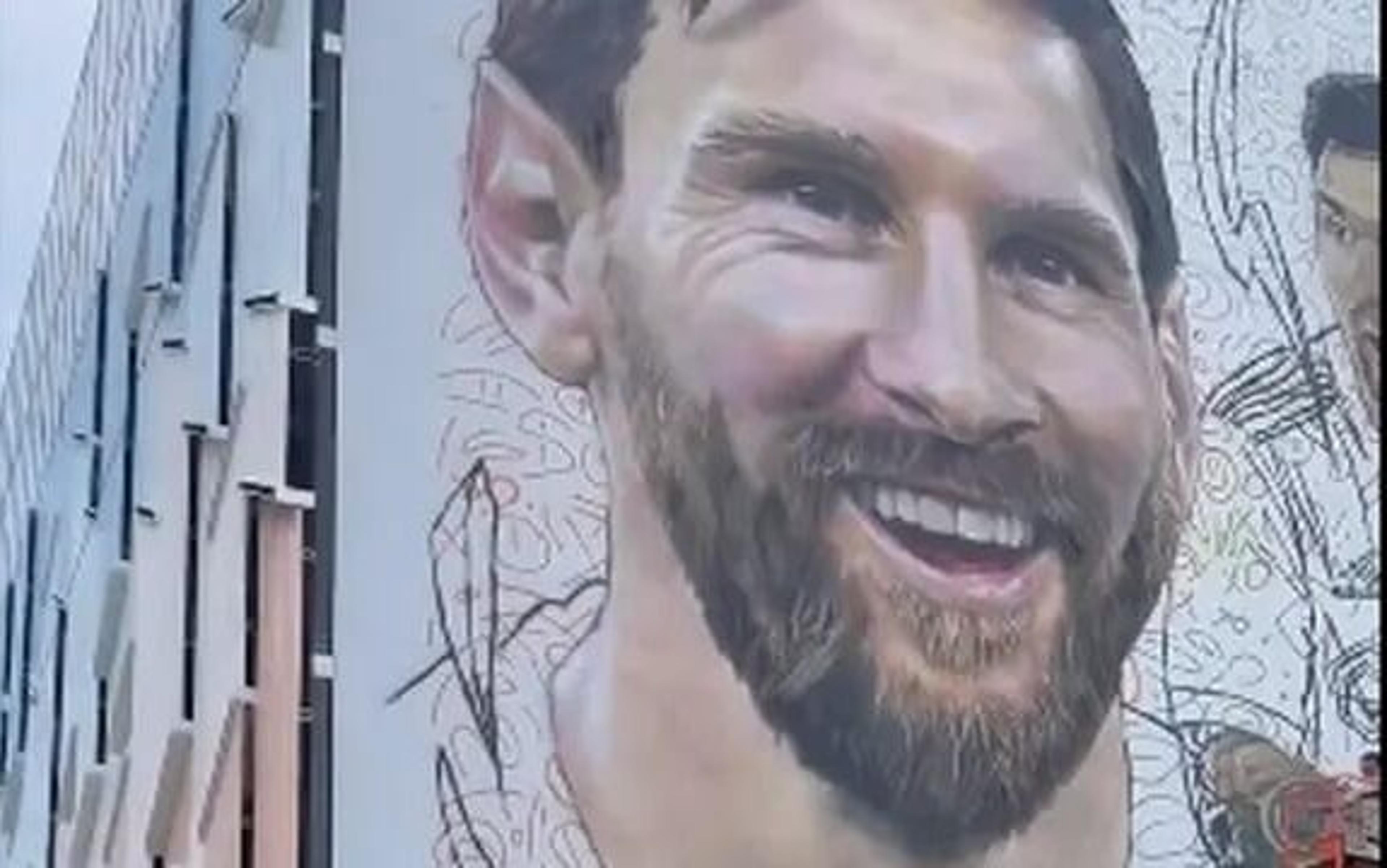 Lionel Messi é presenteado com painel ‘pintado’ em prédio por David Beckham