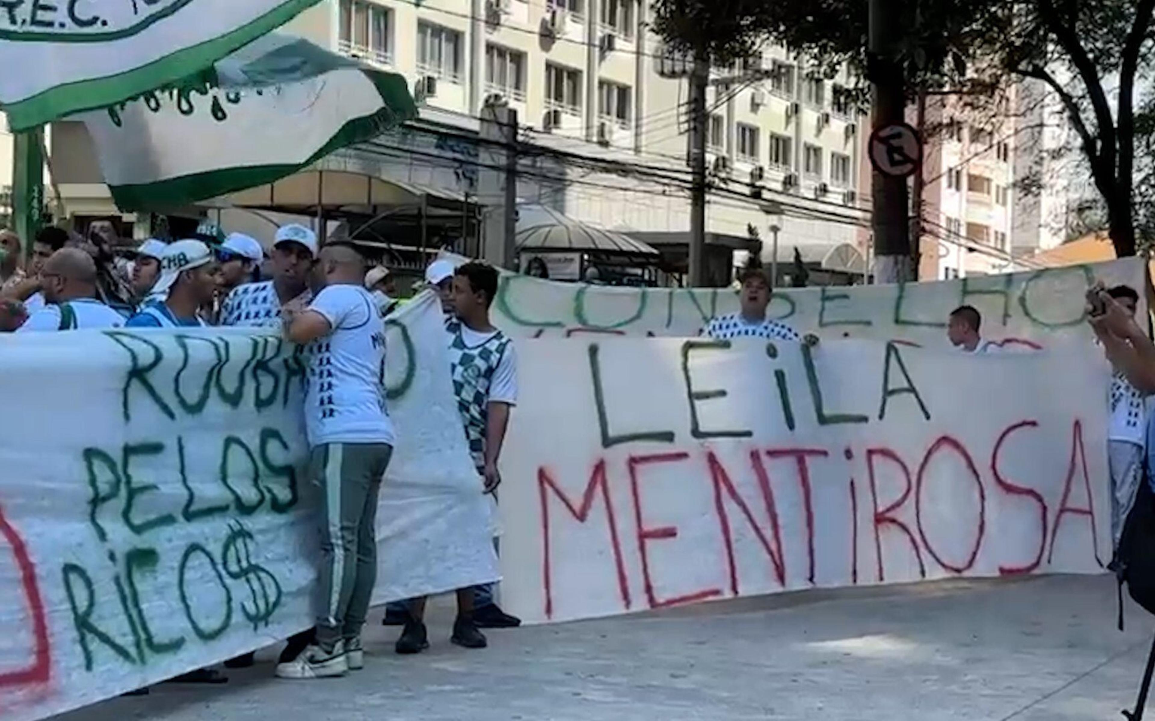 VÍDEO: Torcida do Palmeiras protesta contra Leila e Barros em frente ao Allianz Parque