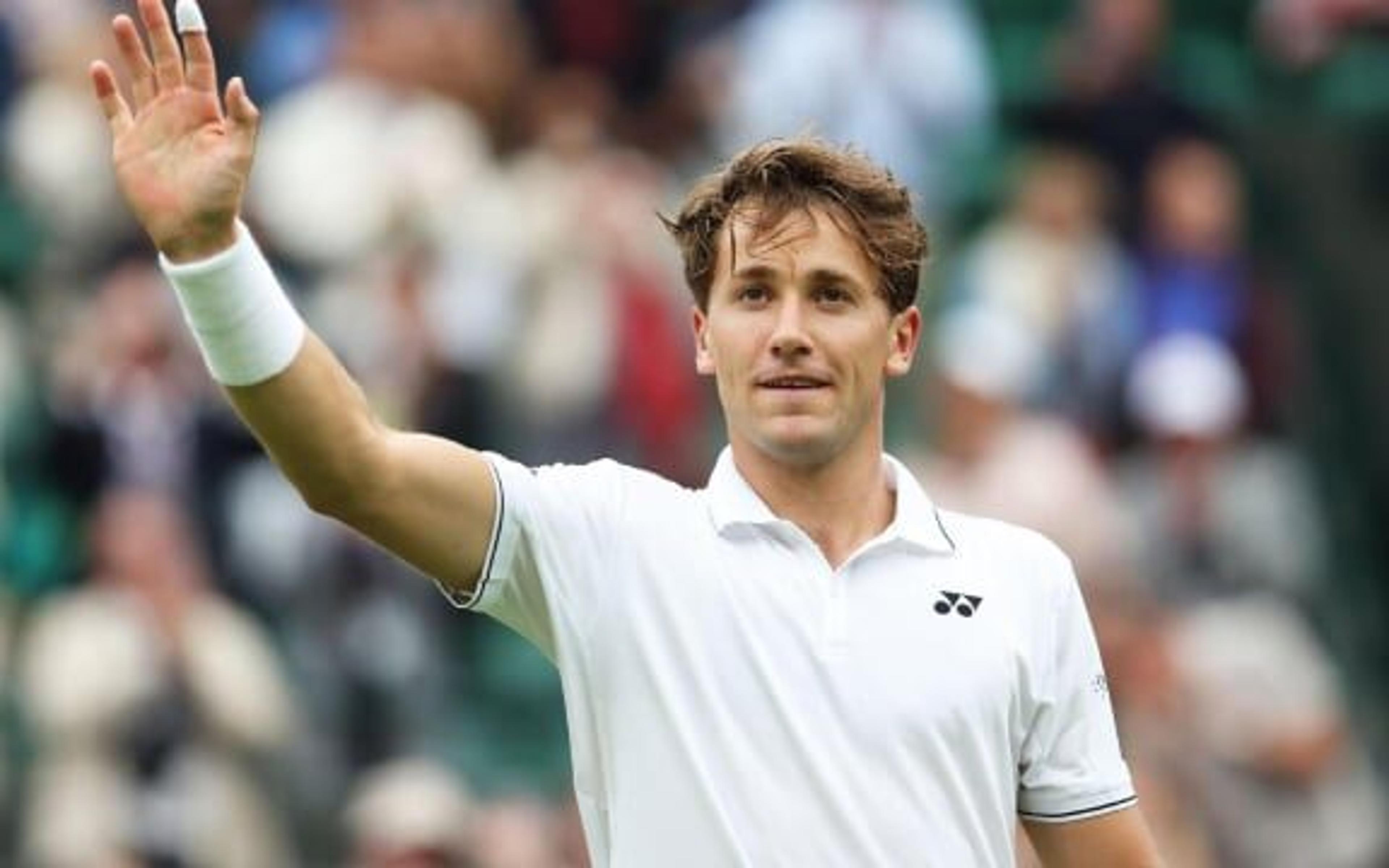 Ruud leva susto, mas estreia com vitória em Wimbledon