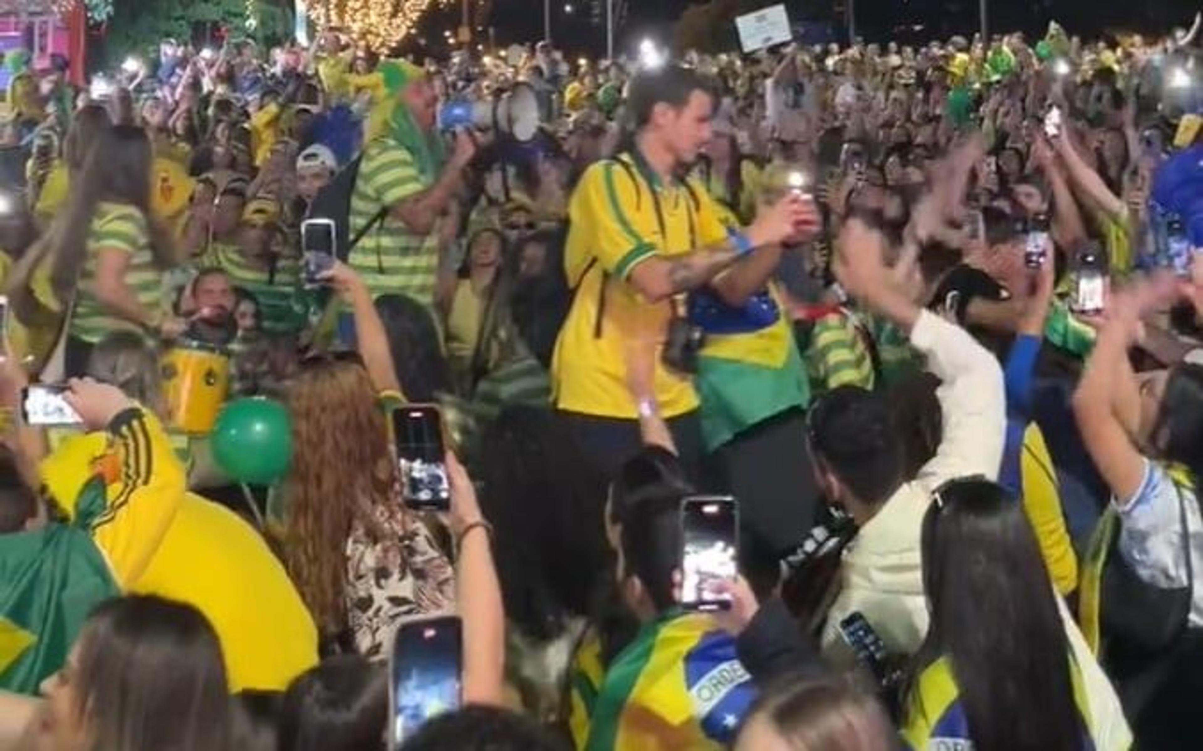 Copa do Mundo Feminina: brasileiros cantam e vibram fora do estádio antes de França x Brasil; veja o vídeo