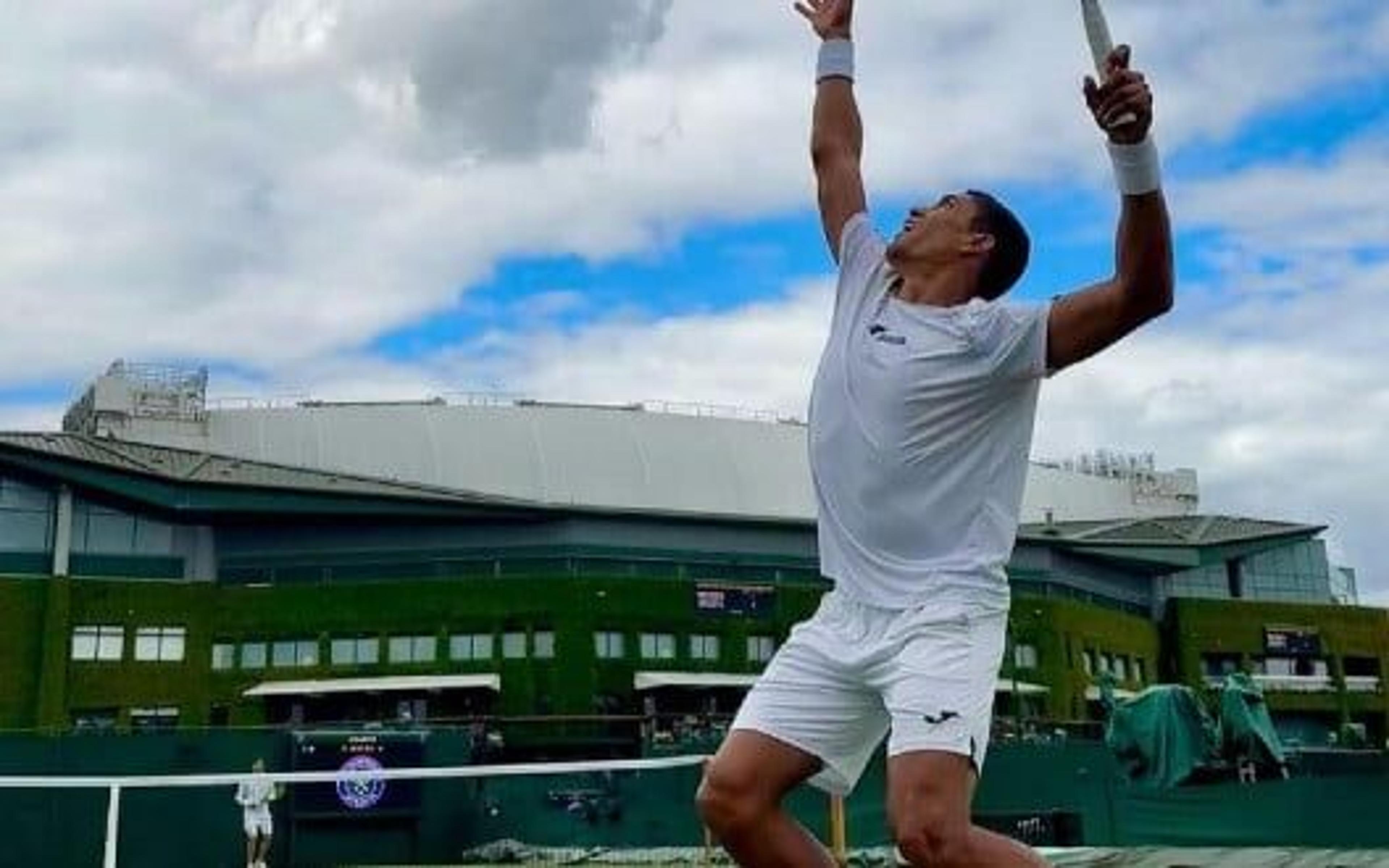 Monteiro leva virada na estreia em Wimbledon e pode deixar o top 100