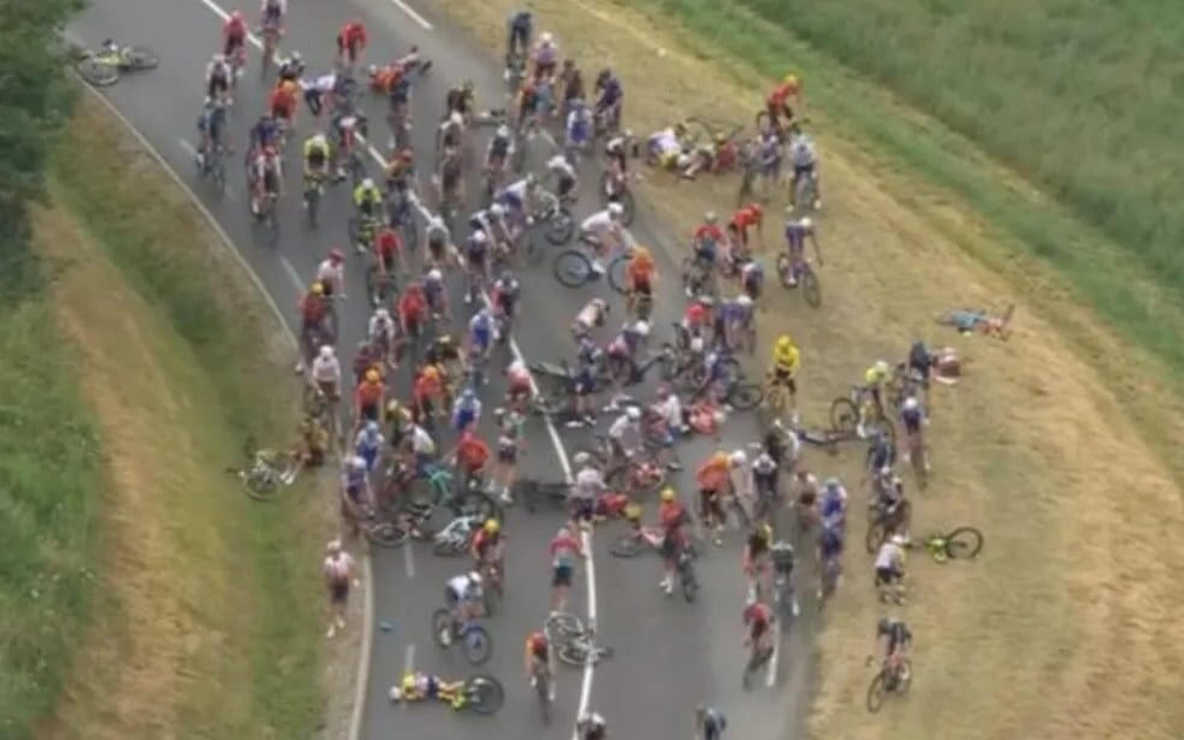 Tour de France é interrompido por acidente envolvendo 30 ciclistas