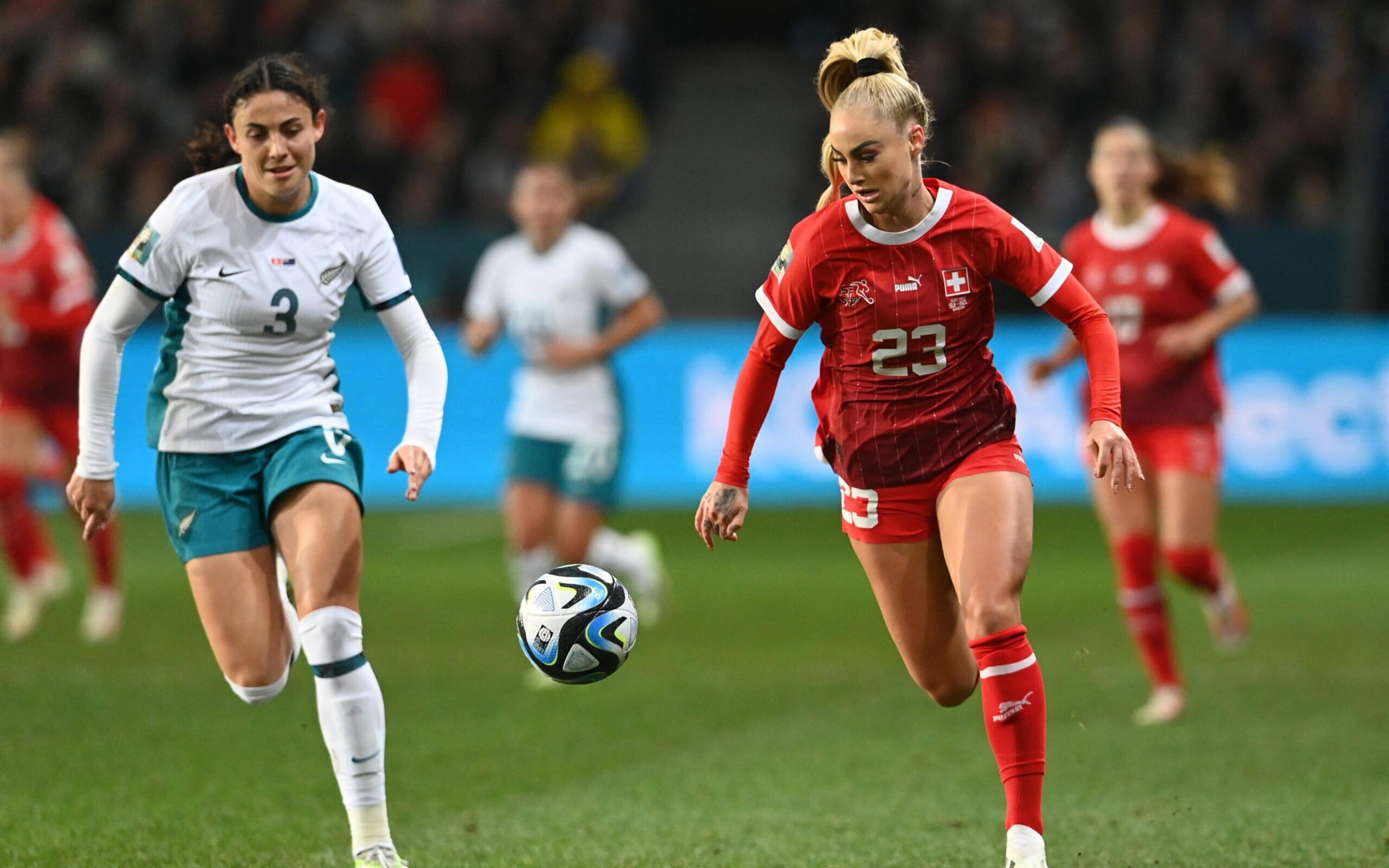 Jogadora mais seguida do mundo, Alisha Lehmann deixa a Copa com poucos minutos em campo